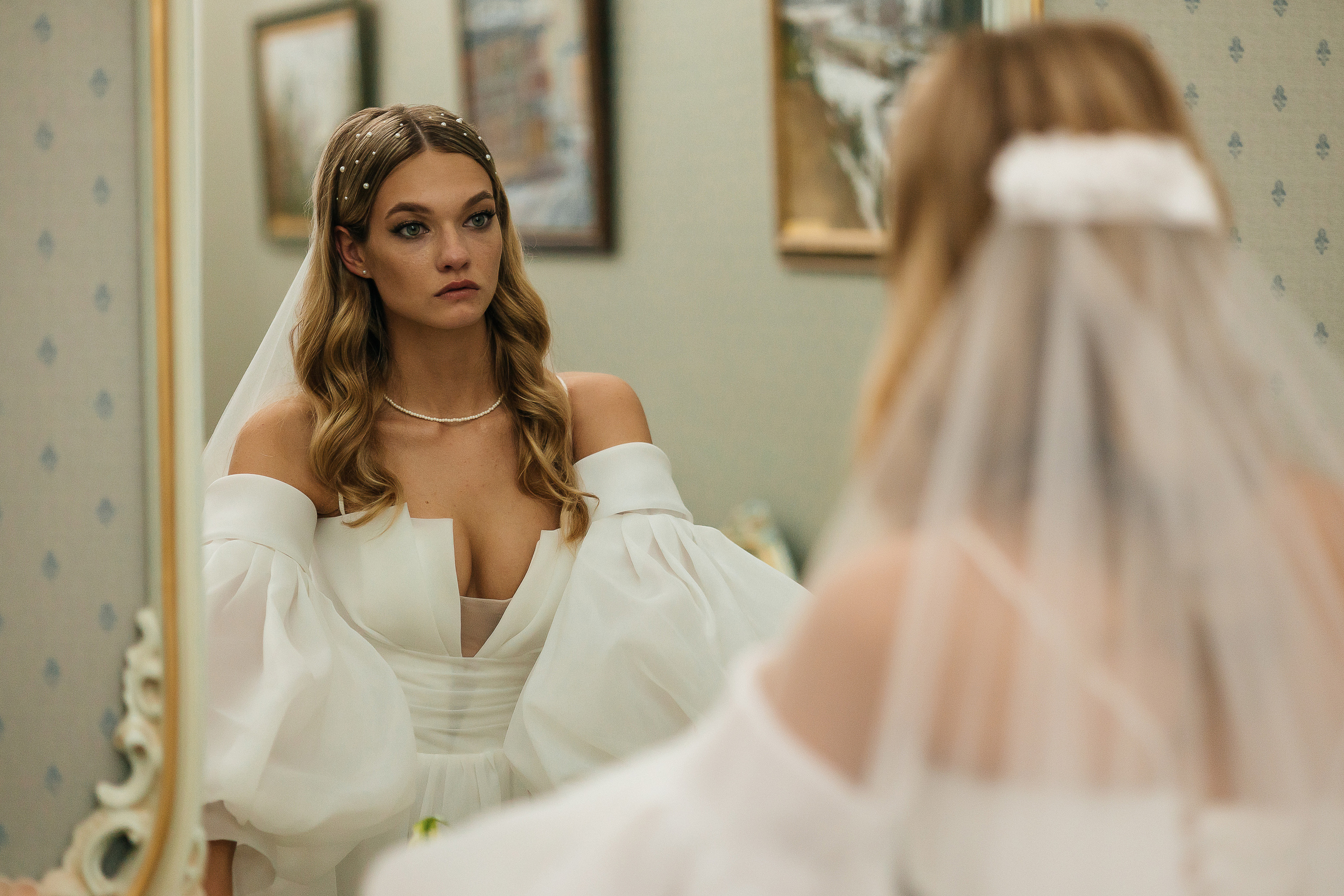 Трогательная встреча жениха и невесты во дворике гостиницы. Олег Сверчков | Свадебный фотограф Вологда