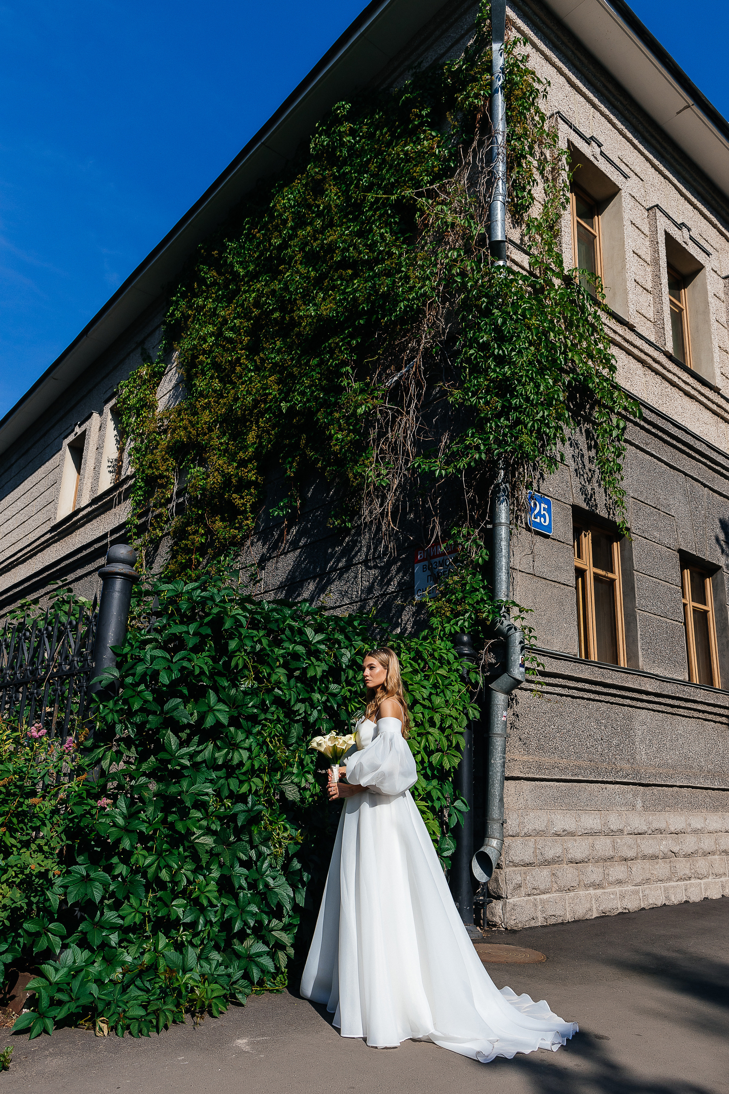 Трогательная встреча жениха и невесты во дворике гостиницы. Олег Сверчков | Свадебный фотограф Вологда