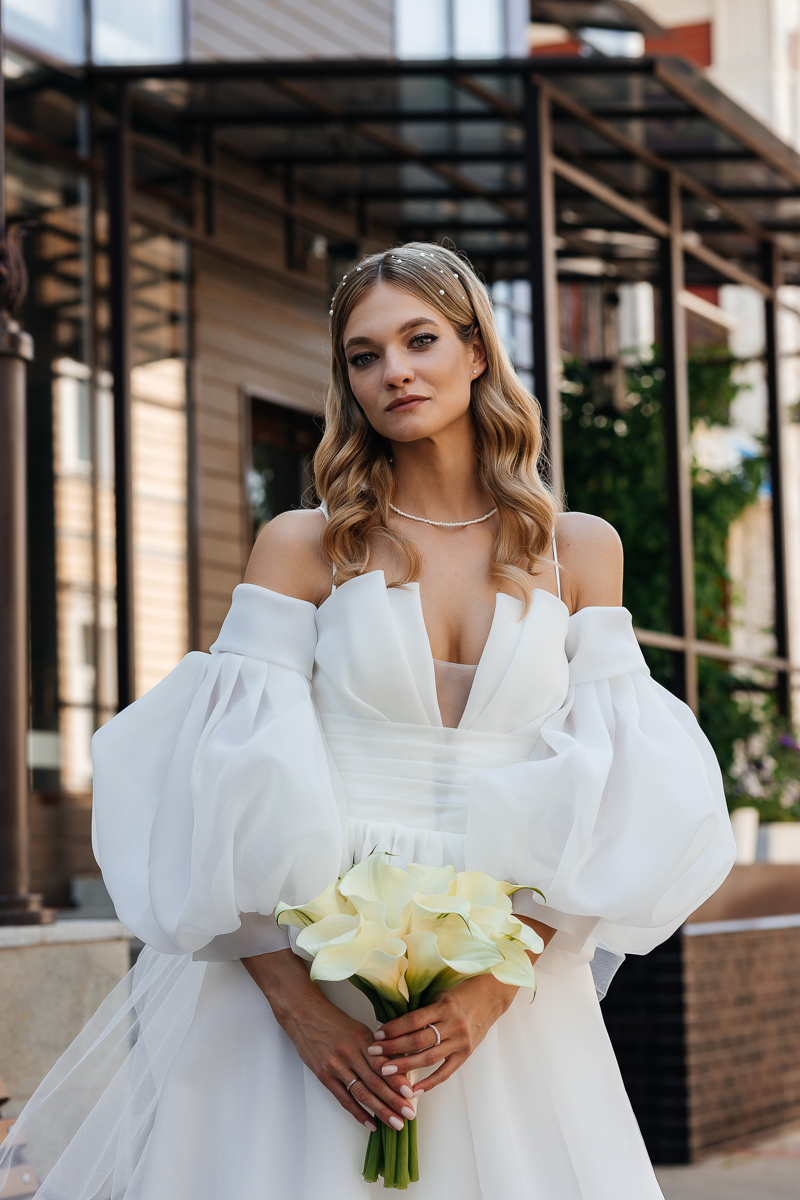 Трогательная встреча жениха и невесты во дворике гостиницы. Олег Сверчков | Свадебный фотограф Вологда