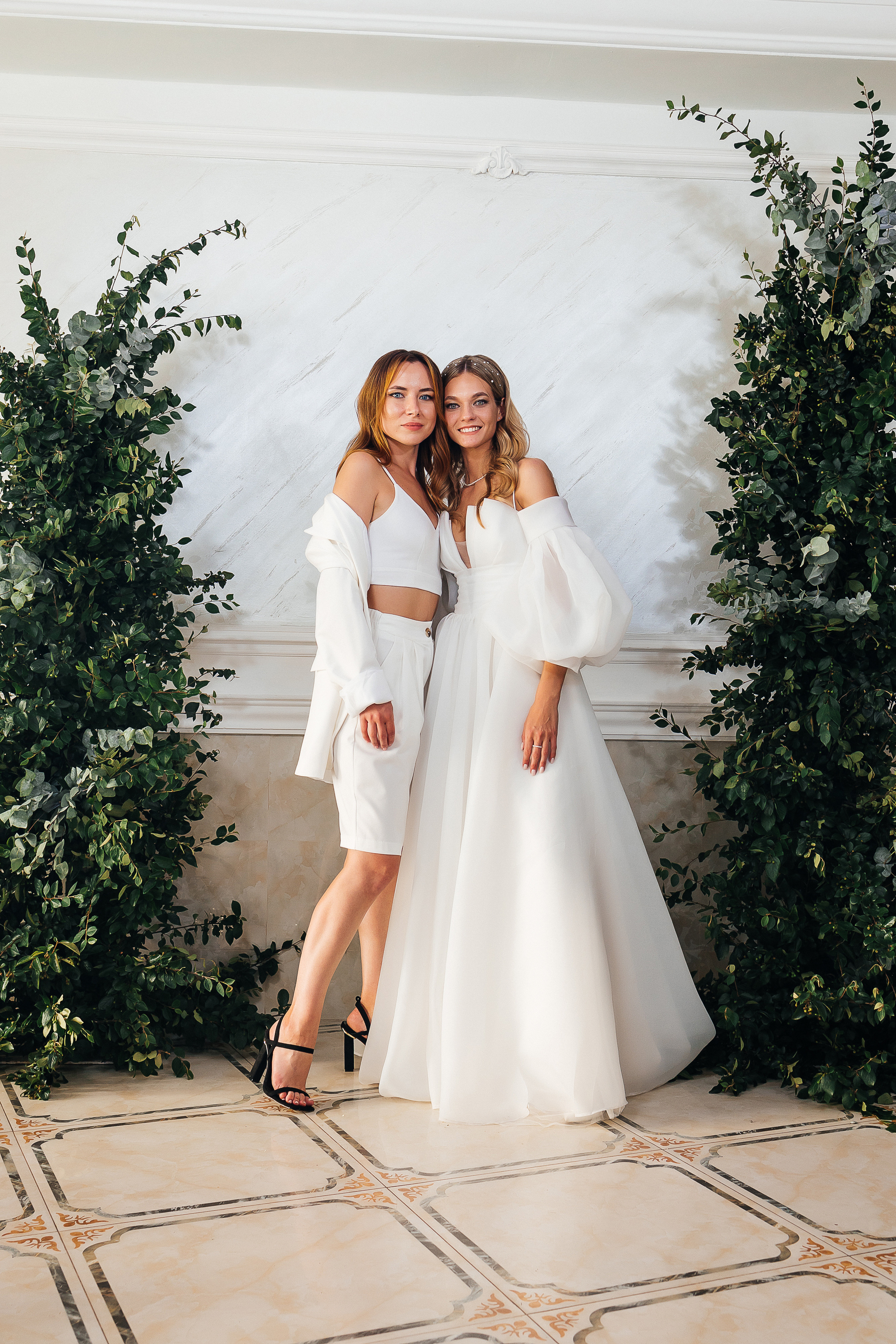 Трогательная встреча жениха и невесты во дворике гостиницы. Олег Сверчков | Свадебный фотограф Вологда