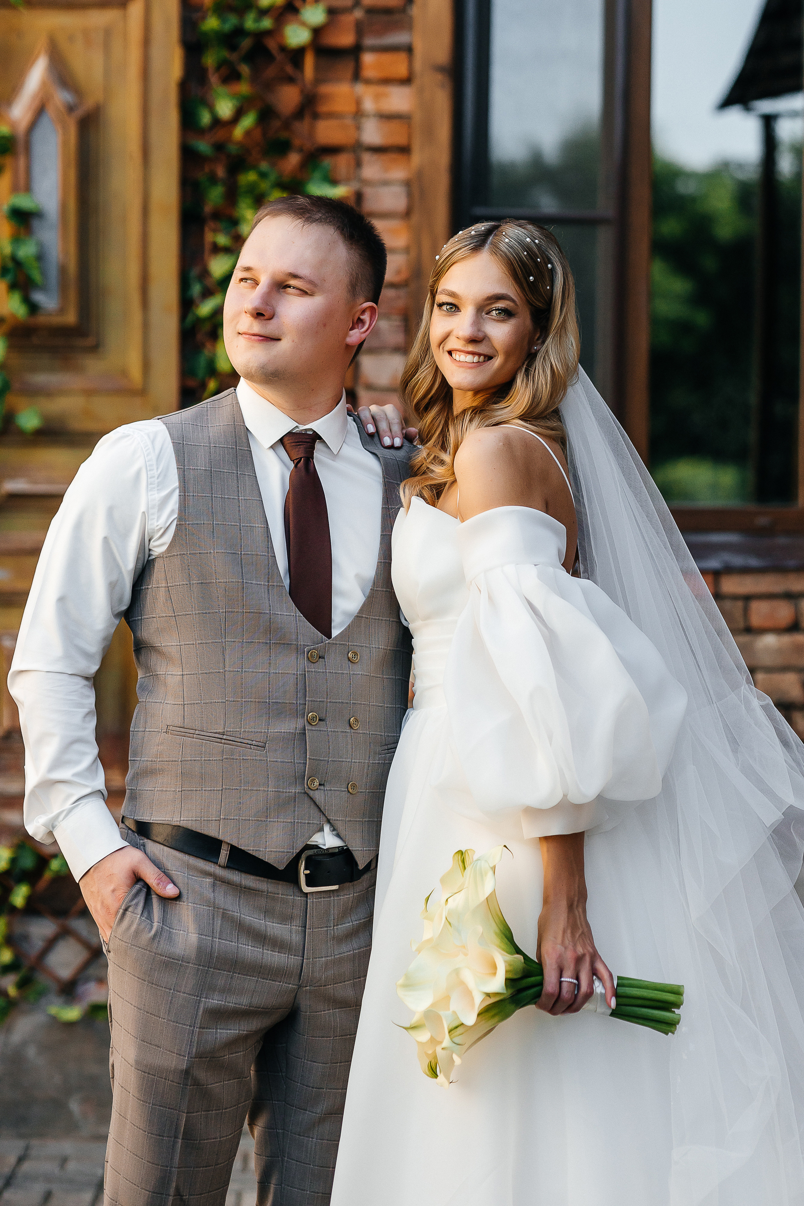 Трогательная встреча жениха и невесты во дворике гостиницы. Олег Сверчков | Свадебный фотограф Вологда