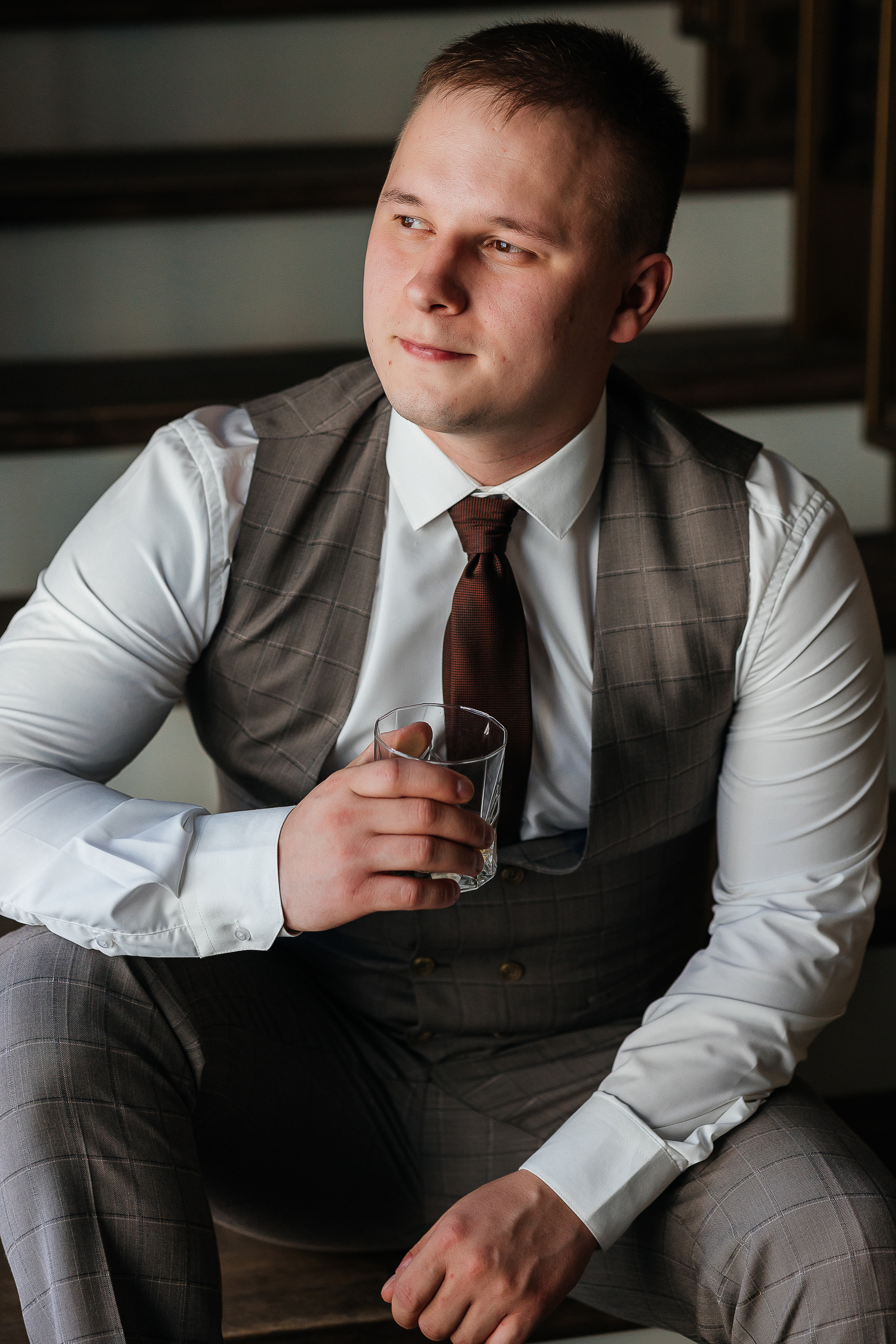 Трогательная встреча жениха и невесты во дворике гостиницы. Олег Сверчков | Свадебный фотограф Вологда