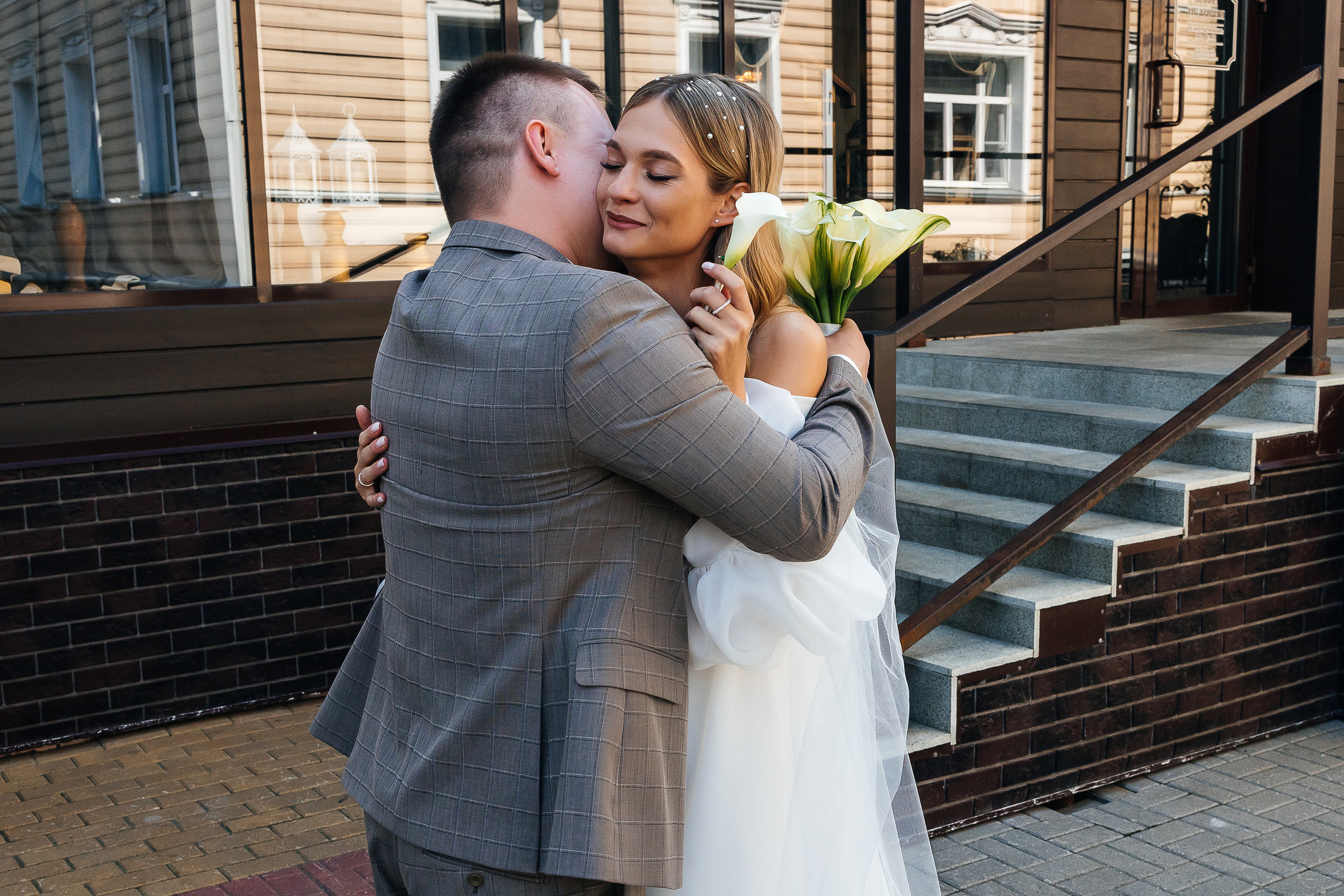 Трогательная встреча жениха и невесты во дворике гостиницы. Олег Сверчков | Свадебный фотограф Вологда