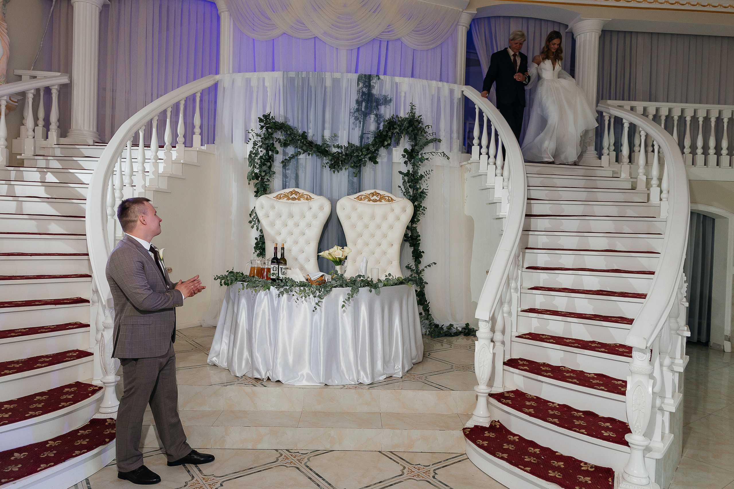 Трогательная встреча жениха и невесты во дворике гостиницы. Олег Сверчков | Свадебный фотограф Вологда