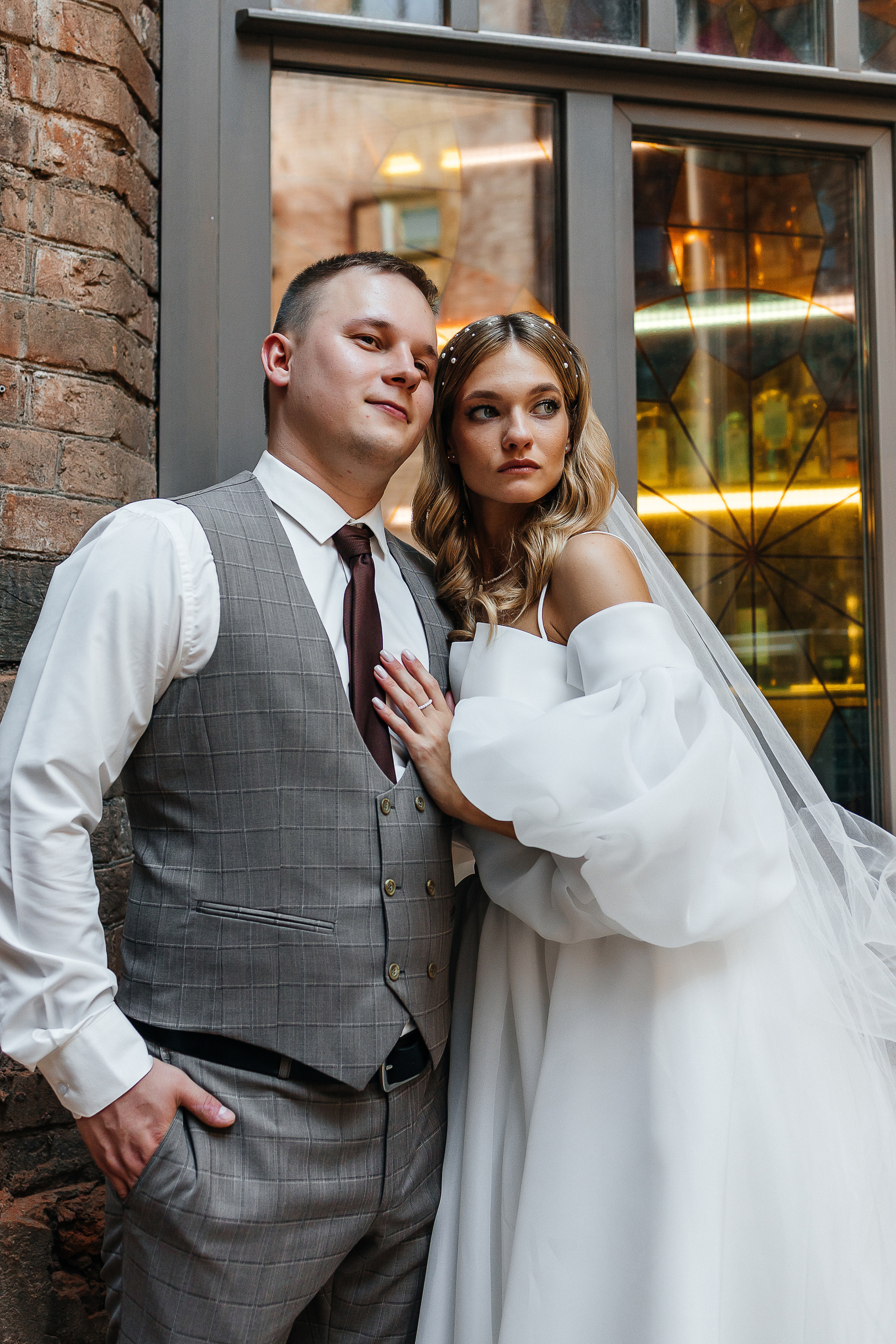 Трогательная встреча жениха и невесты во дворике гостиницы. Олег Сверчков | Свадебный фотограф Вологда