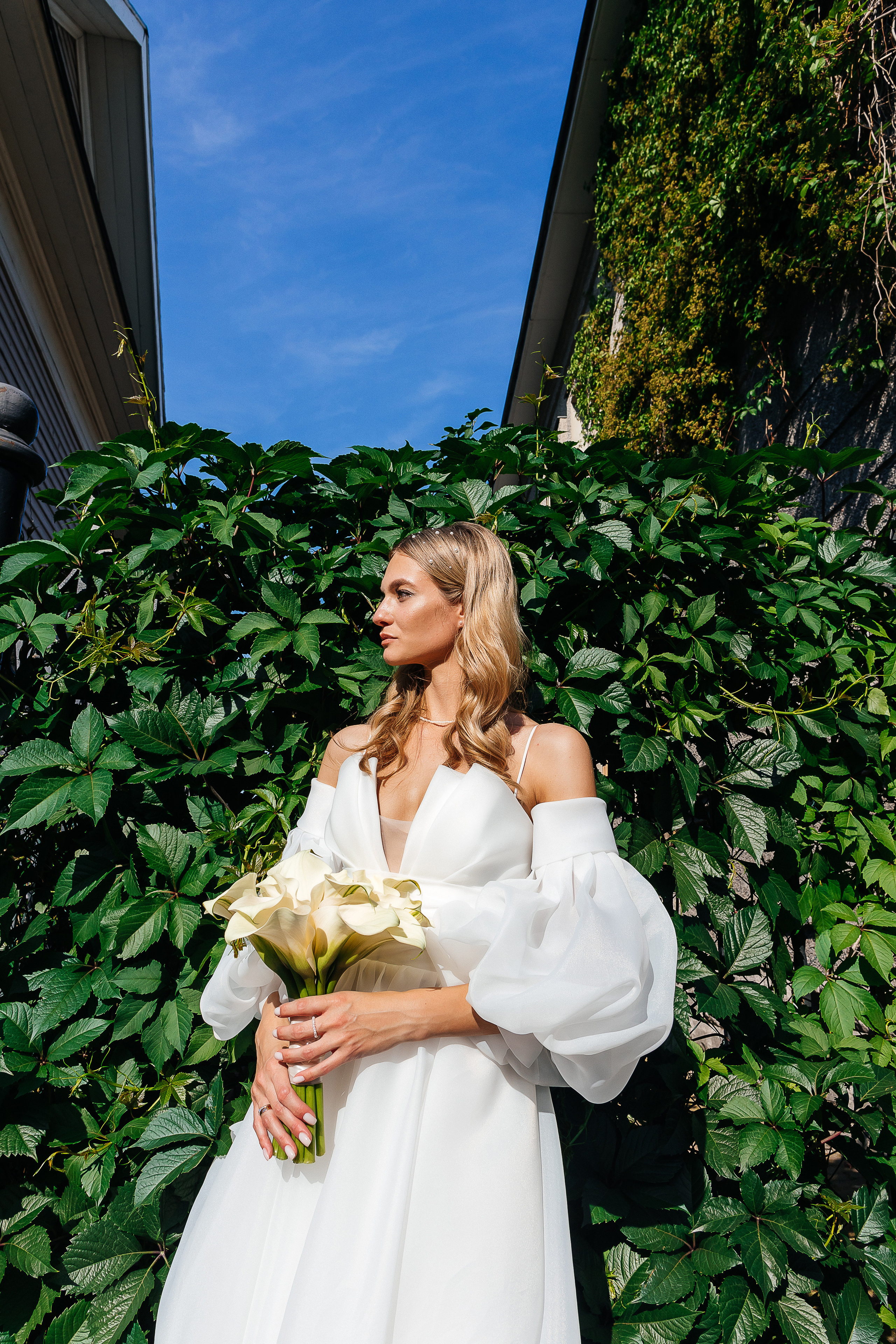 Трогательная встреча жениха и невесты во дворике гостиницы. Олег Сверчков | Свадебный фотограф Вологда