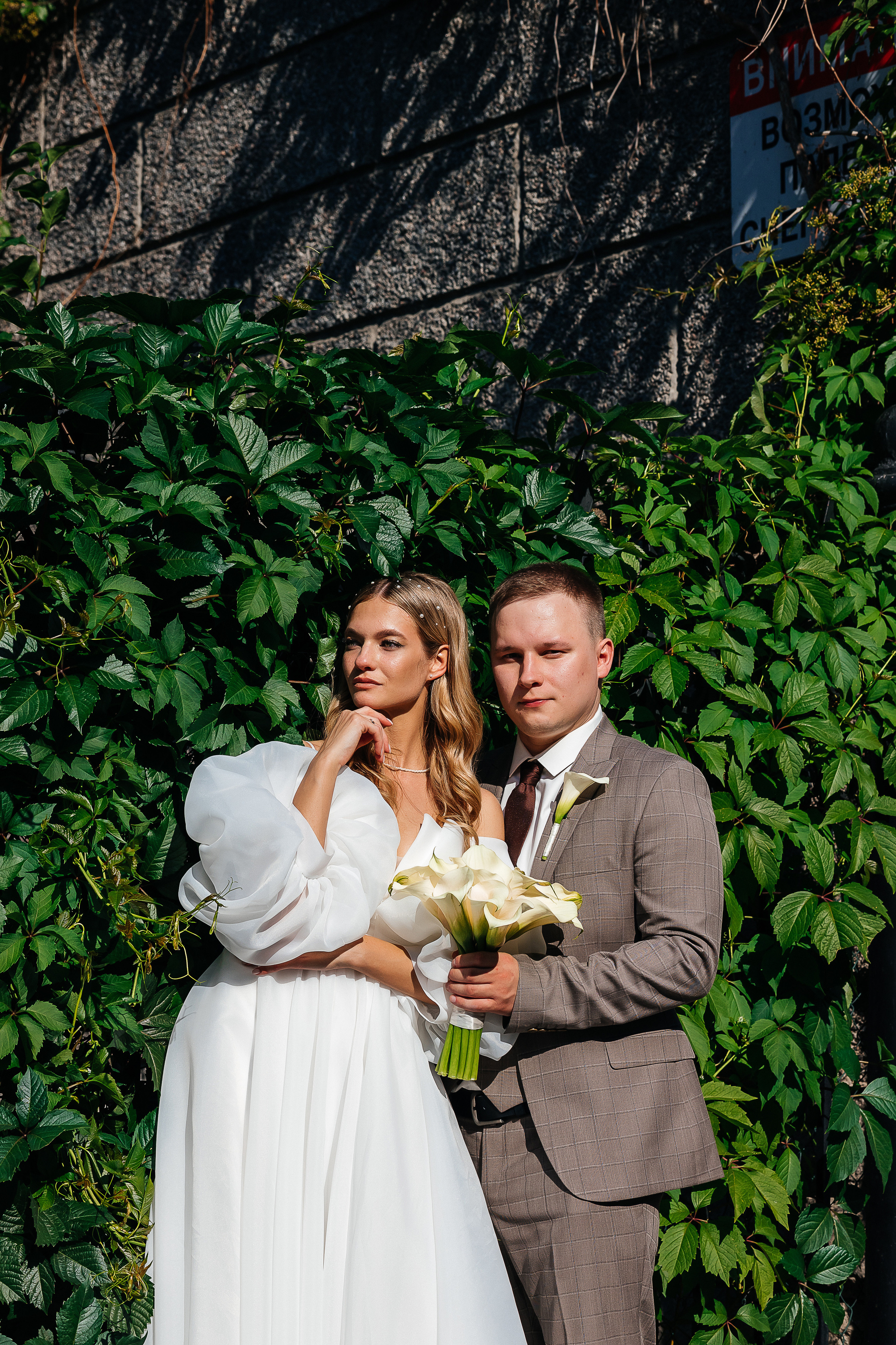 Трогательная встреча жениха и невесты во дворике гостиницы. Олег Сверчков | Свадебный фотограф Вологда