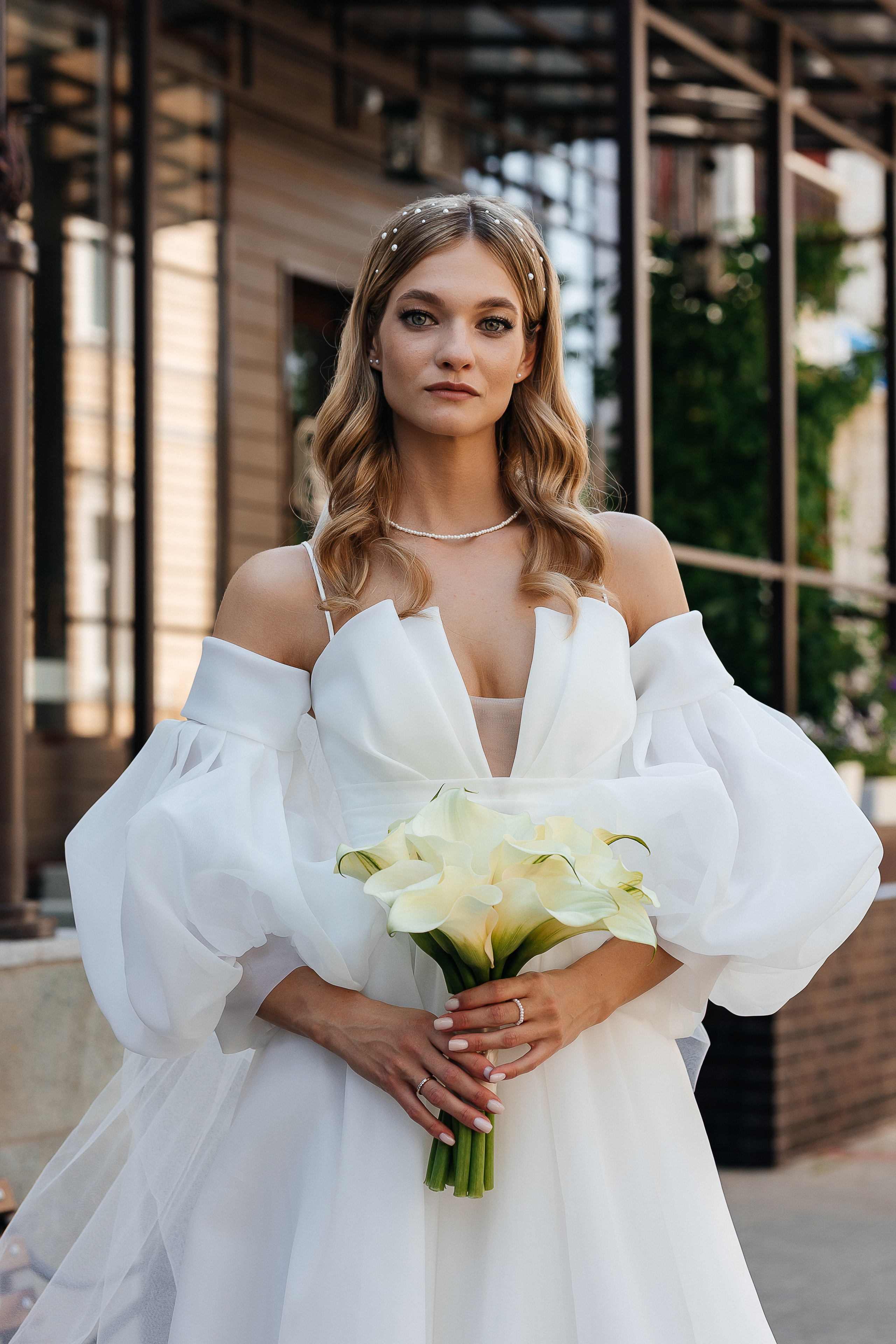 Трогательная встреча жениха и невесты во дворике гостиницы. Олег Сверчков | Свадебный фотограф Вологда