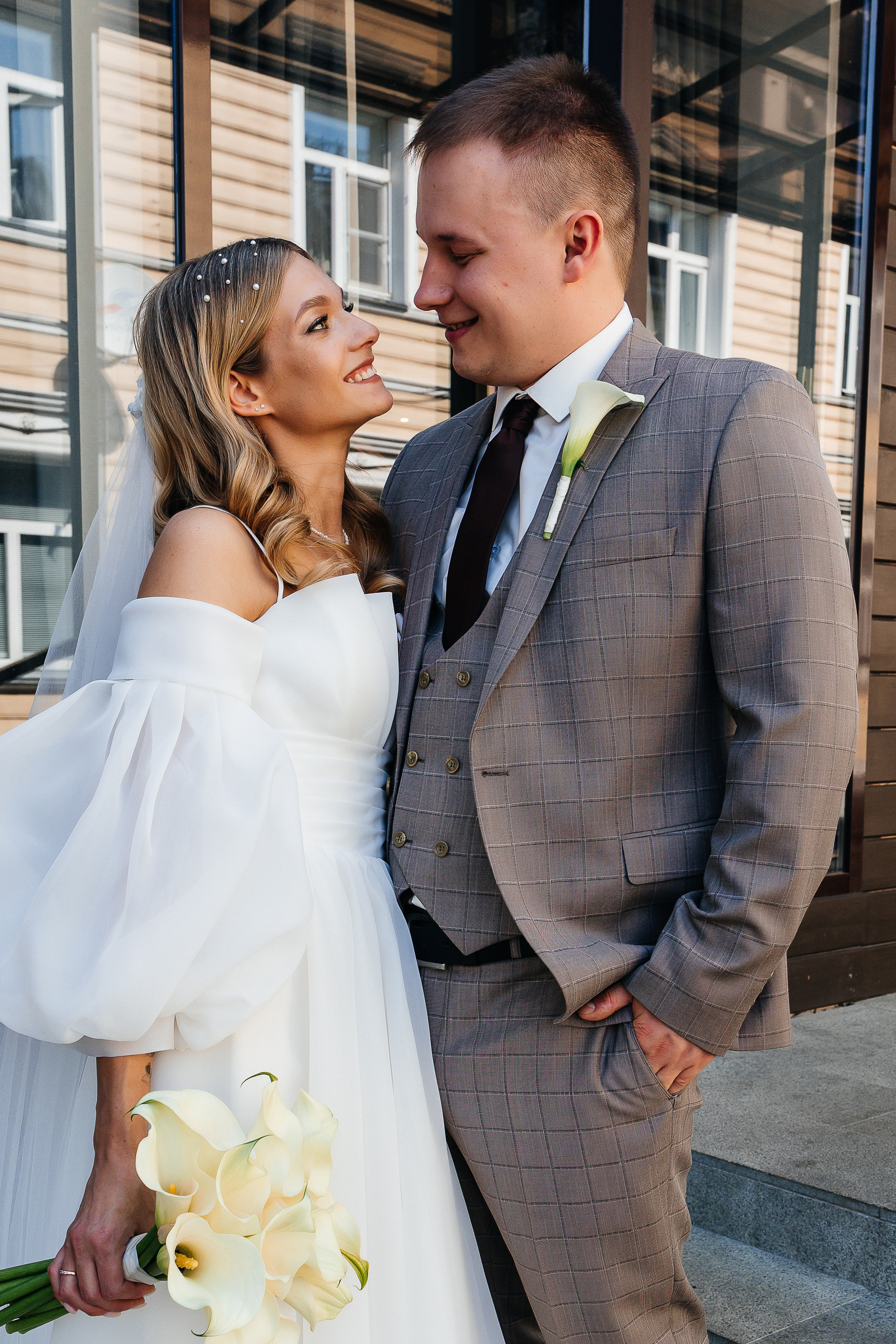 Трогательная встреча жениха и невесты во дворике гостиницы. Олег Сверчков | Свадебный фотограф Вологда