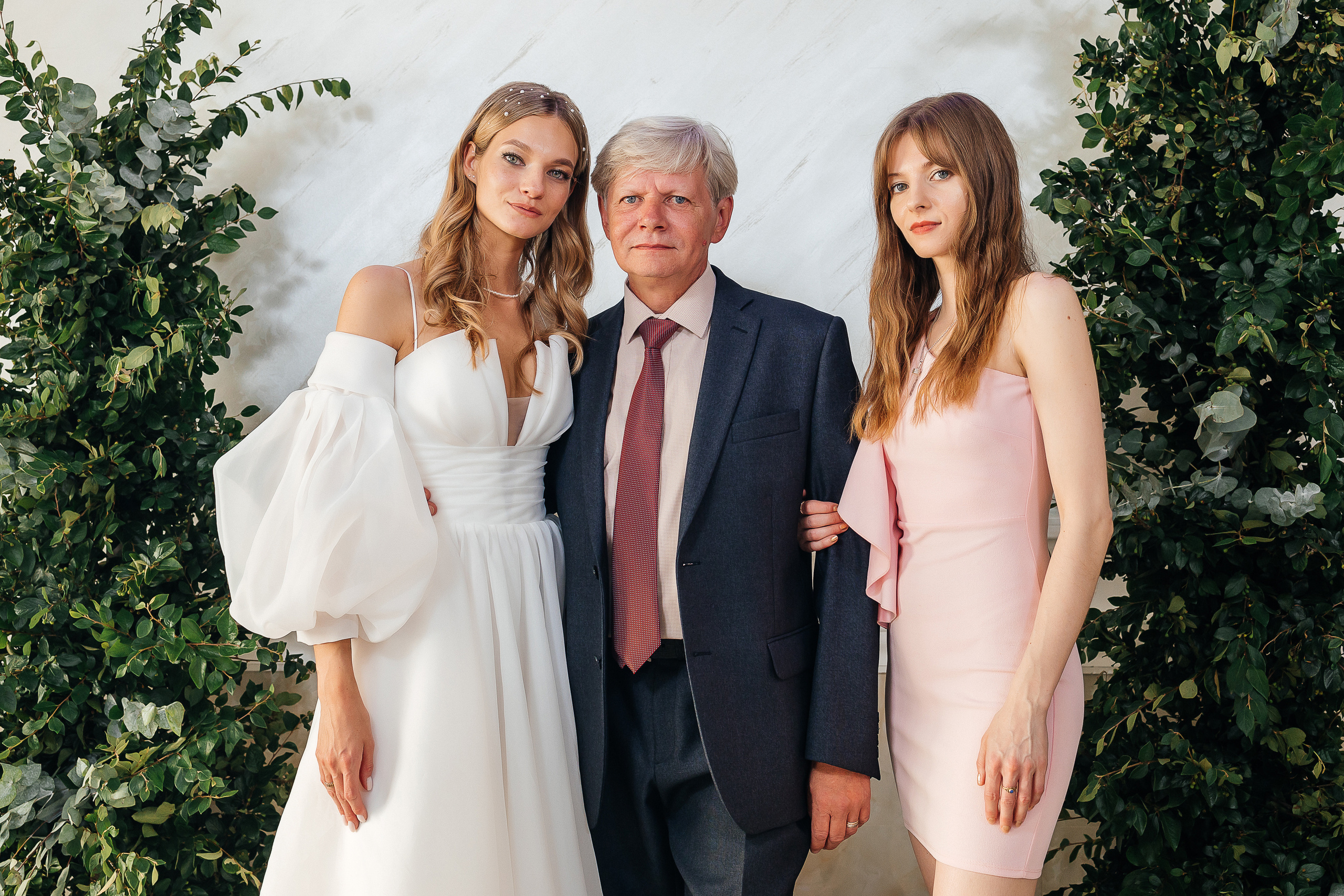 Трогательная встреча жениха и невесты во дворике гостиницы. Олег Сверчков | Свадебный фотограф Вологда