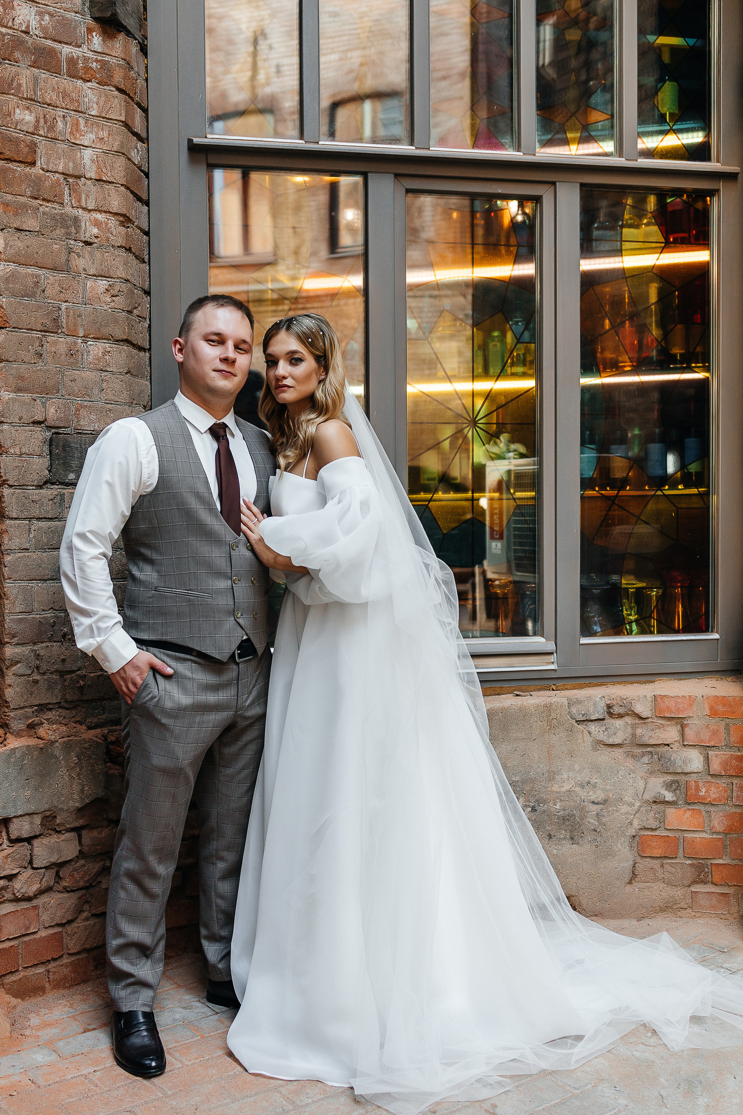 Трогательная встреча жениха и невесты во дворике гостиницы. Олег Сверчков | Свадебный фотограф Вологда