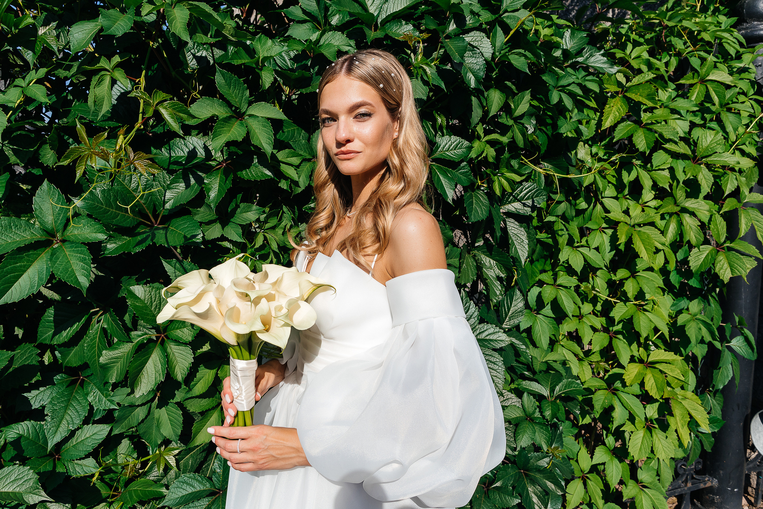 Трогательная встреча жениха и невесты во дворике гостиницы. Олег Сверчков | Свадебный фотограф Вологда