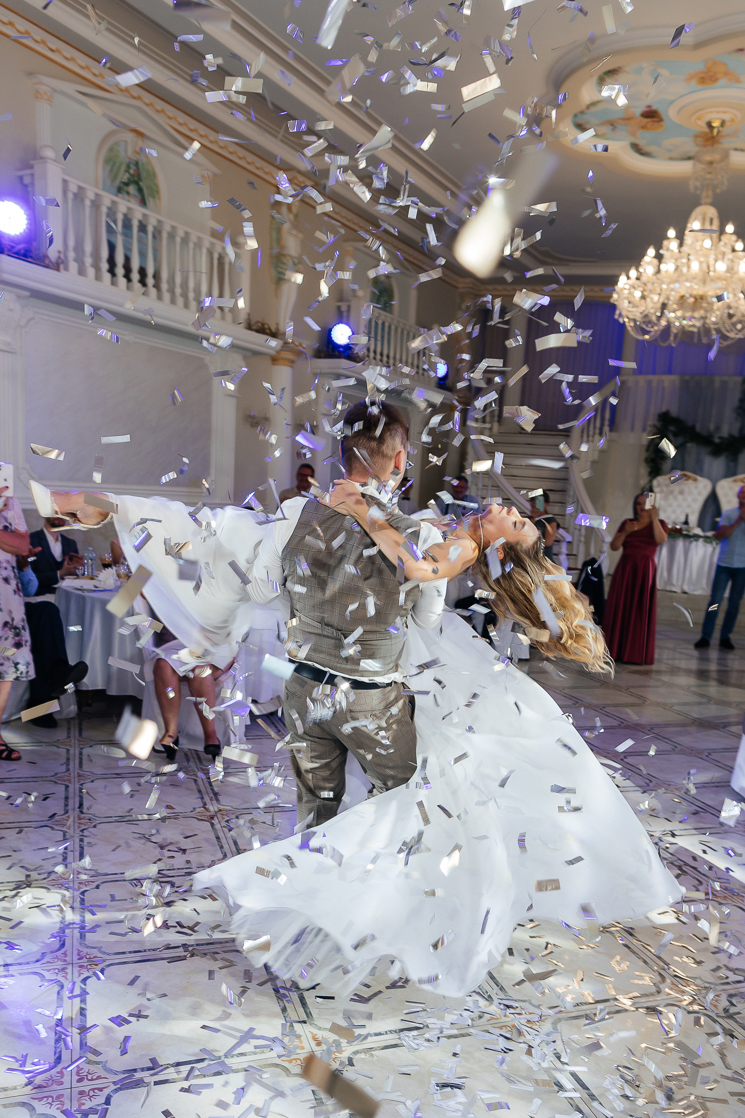 Трогательная встреча жениха и невесты во дворике гостиницы. Олег Сверчков | Свадебный фотограф Вологда