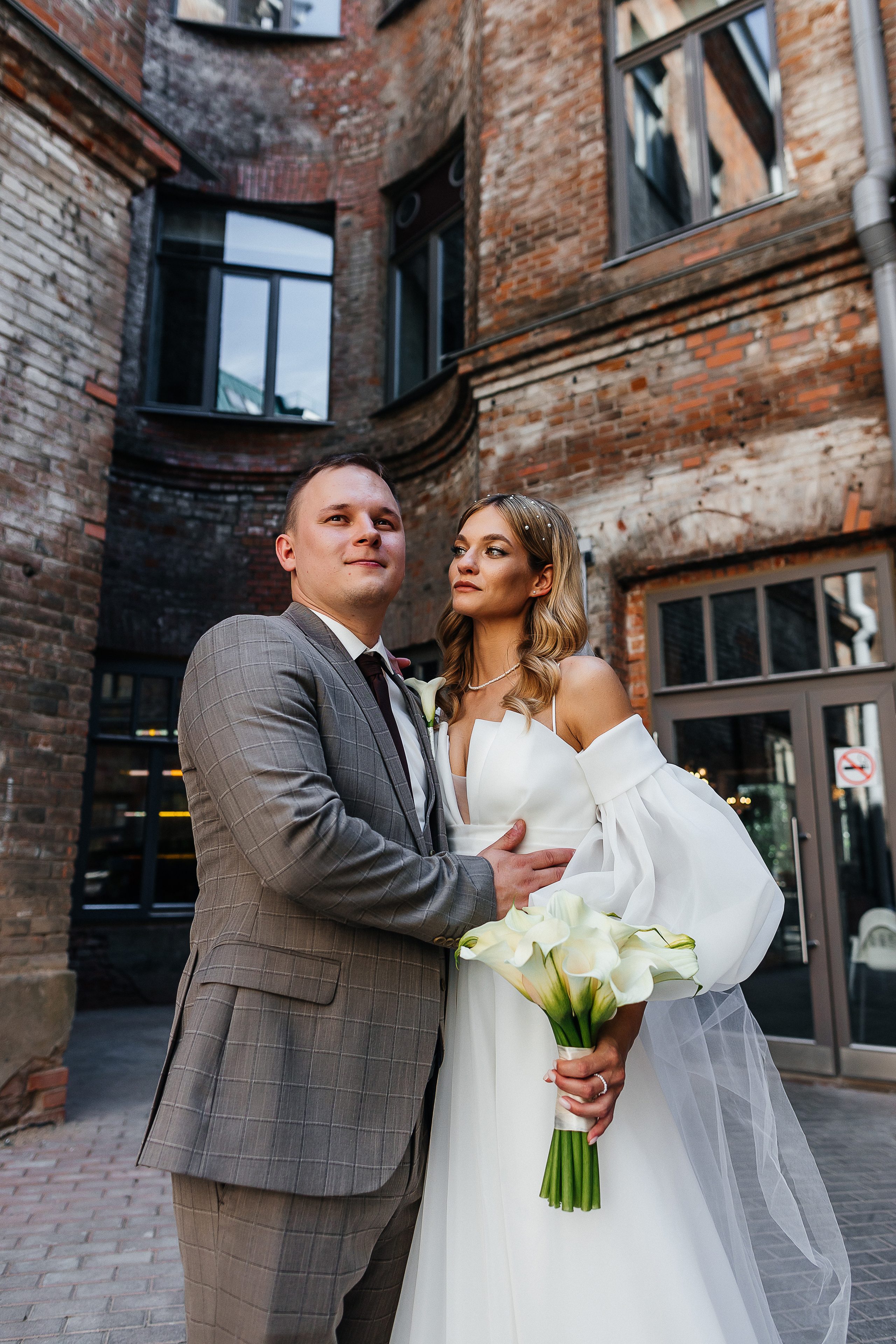 Трогательная встреча жениха и невесты во дворике гостиницы. Олег Сверчков | Свадебный фотограф Вологда