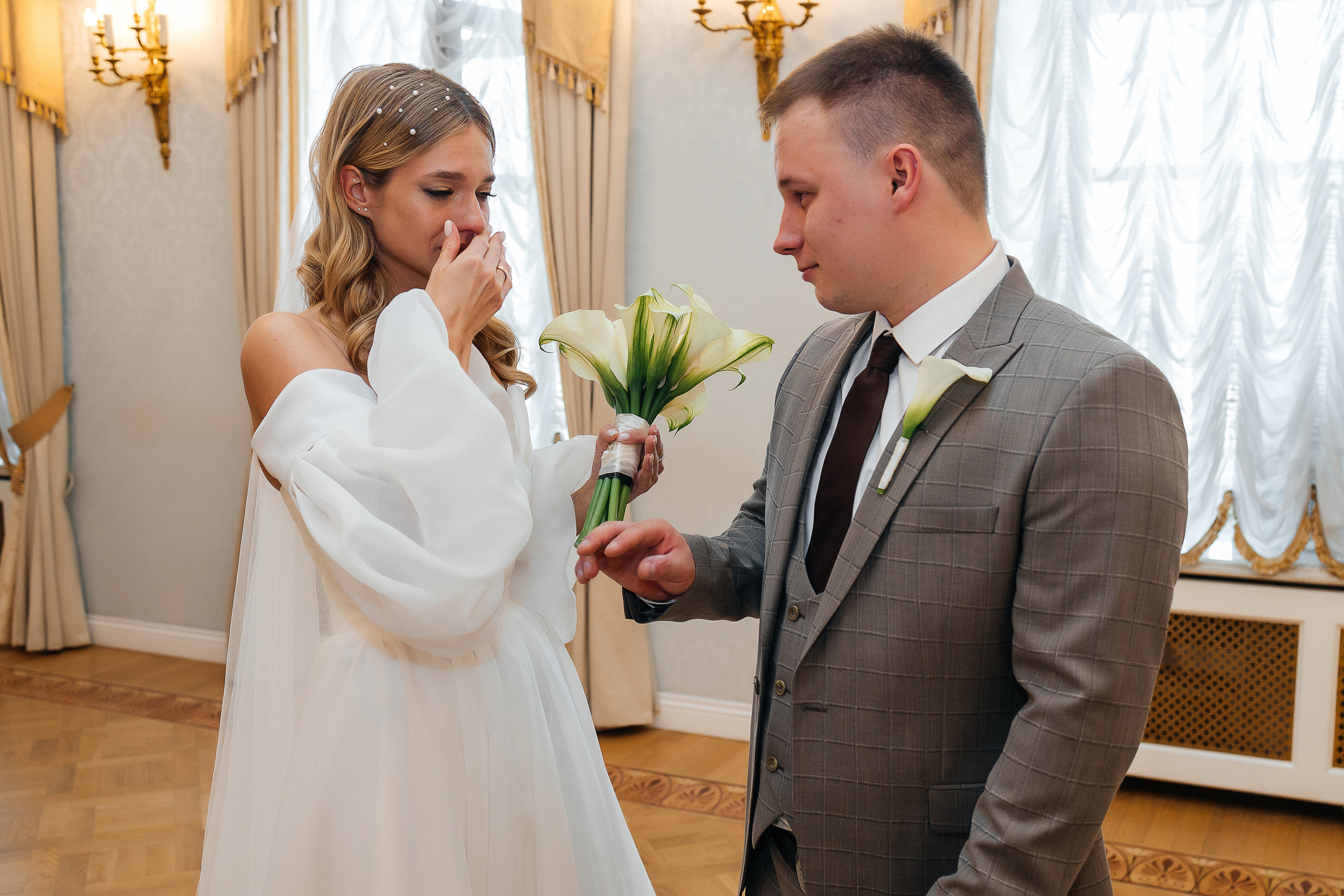 Трогательная встреча жениха и невесты во дворике гостиницы. Олег Сверчков | Свадебный фотограф Вологда