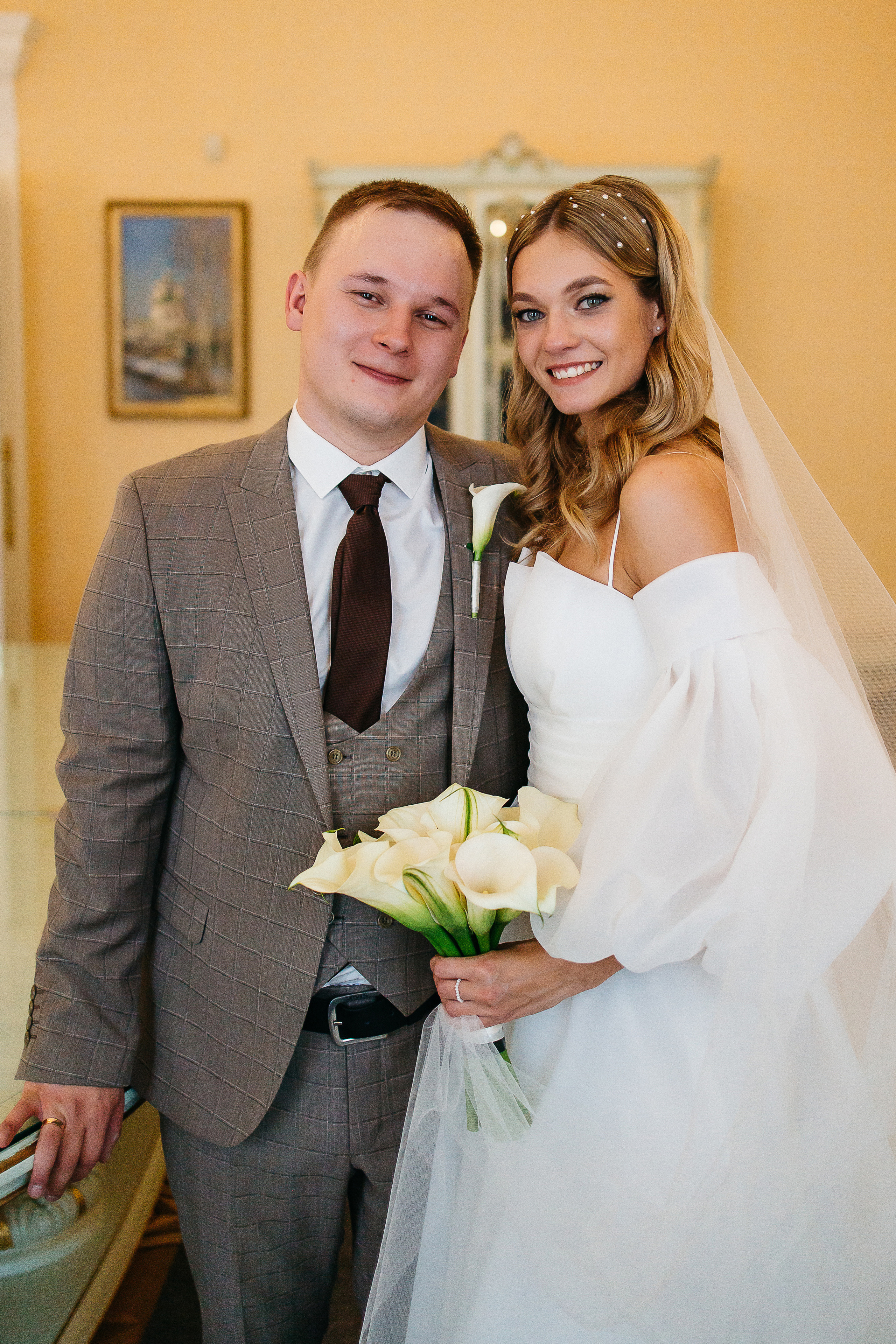 Трогательная встреча жениха и невесты во дворике гостиницы. Олег Сверчков | Свадебный фотограф Вологда