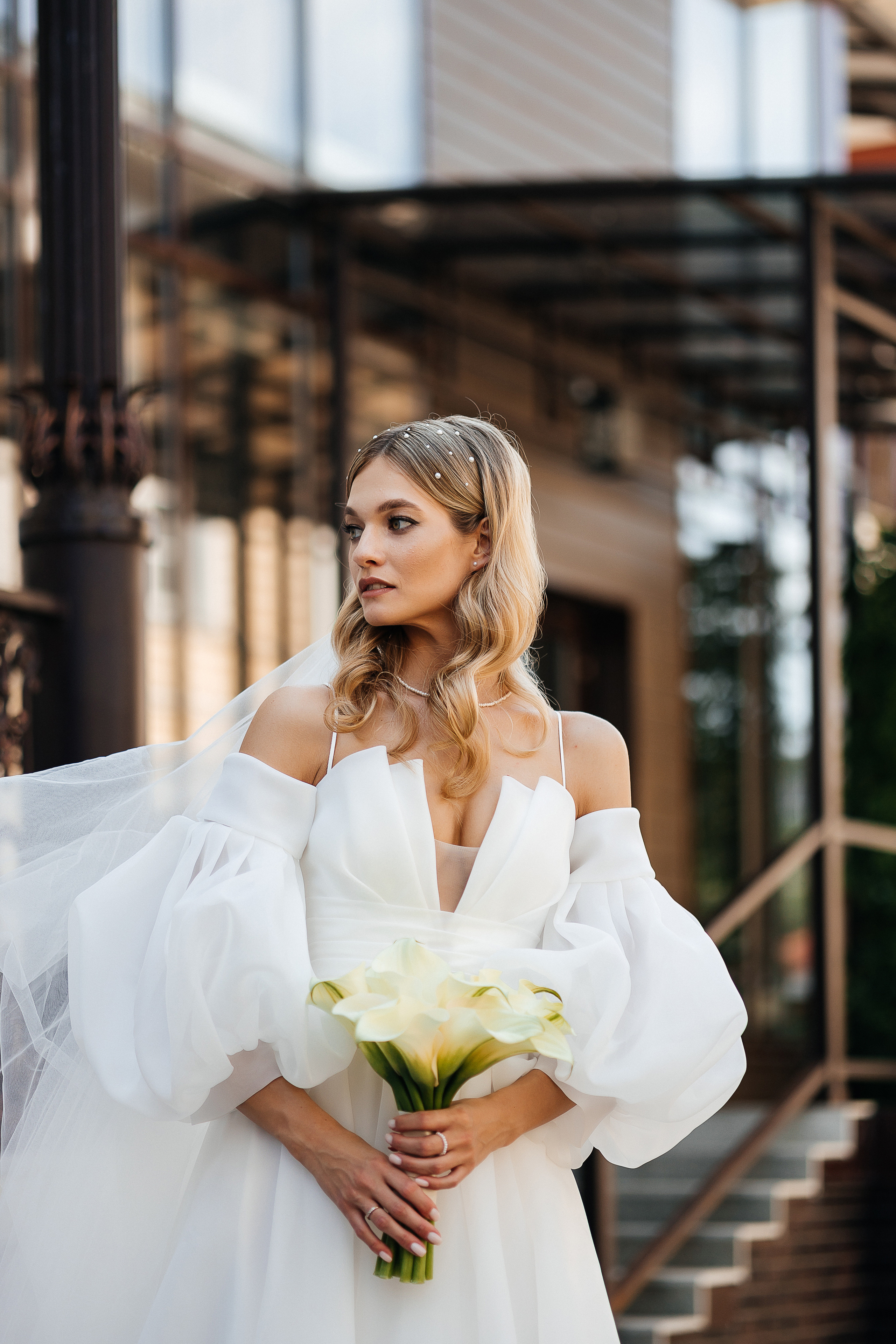 Трогательная встреча жениха и невесты во дворике гостиницы. Олег Сверчков | Свадебный фотограф Вологда