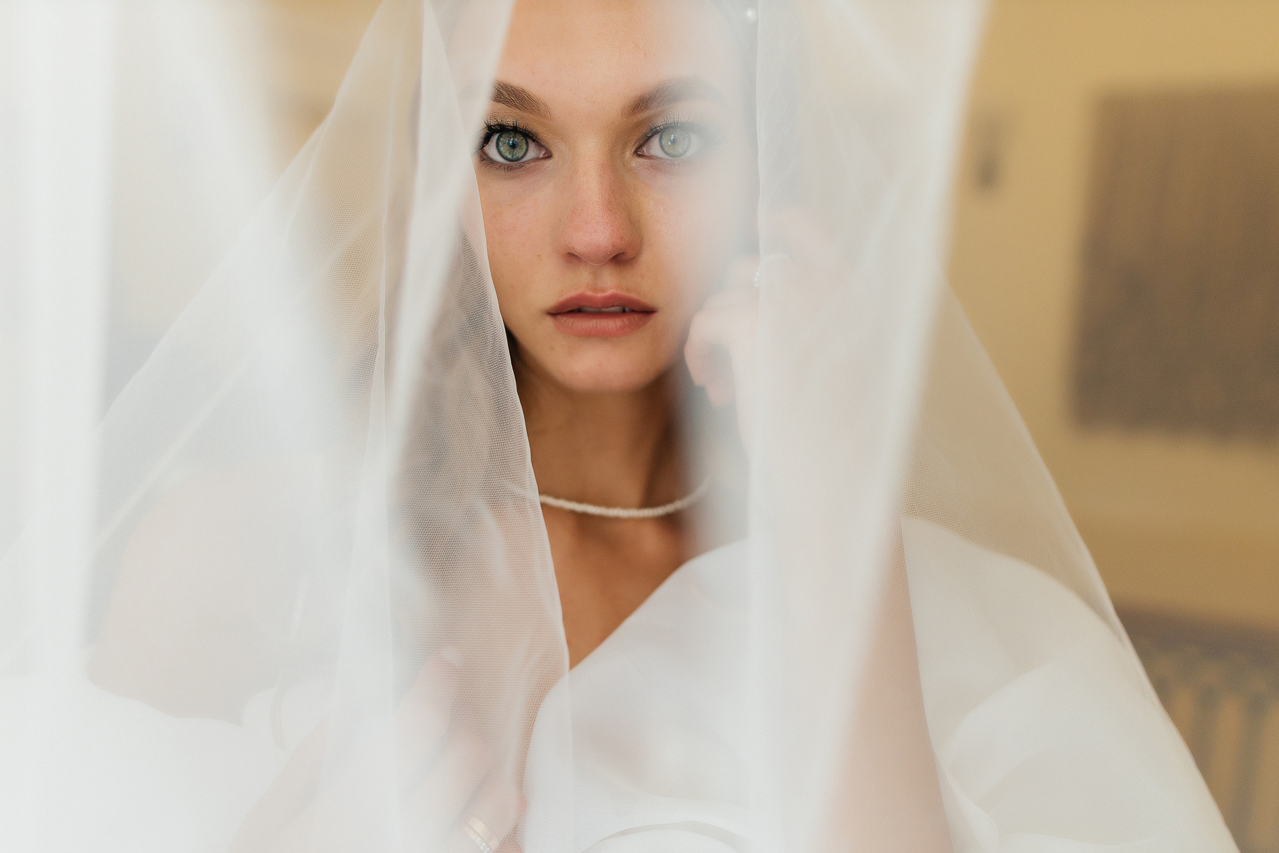 Трогательная встреча жениха и невесты во дворике гостиницы. Олег Сверчков | Свадебный фотограф Вологда