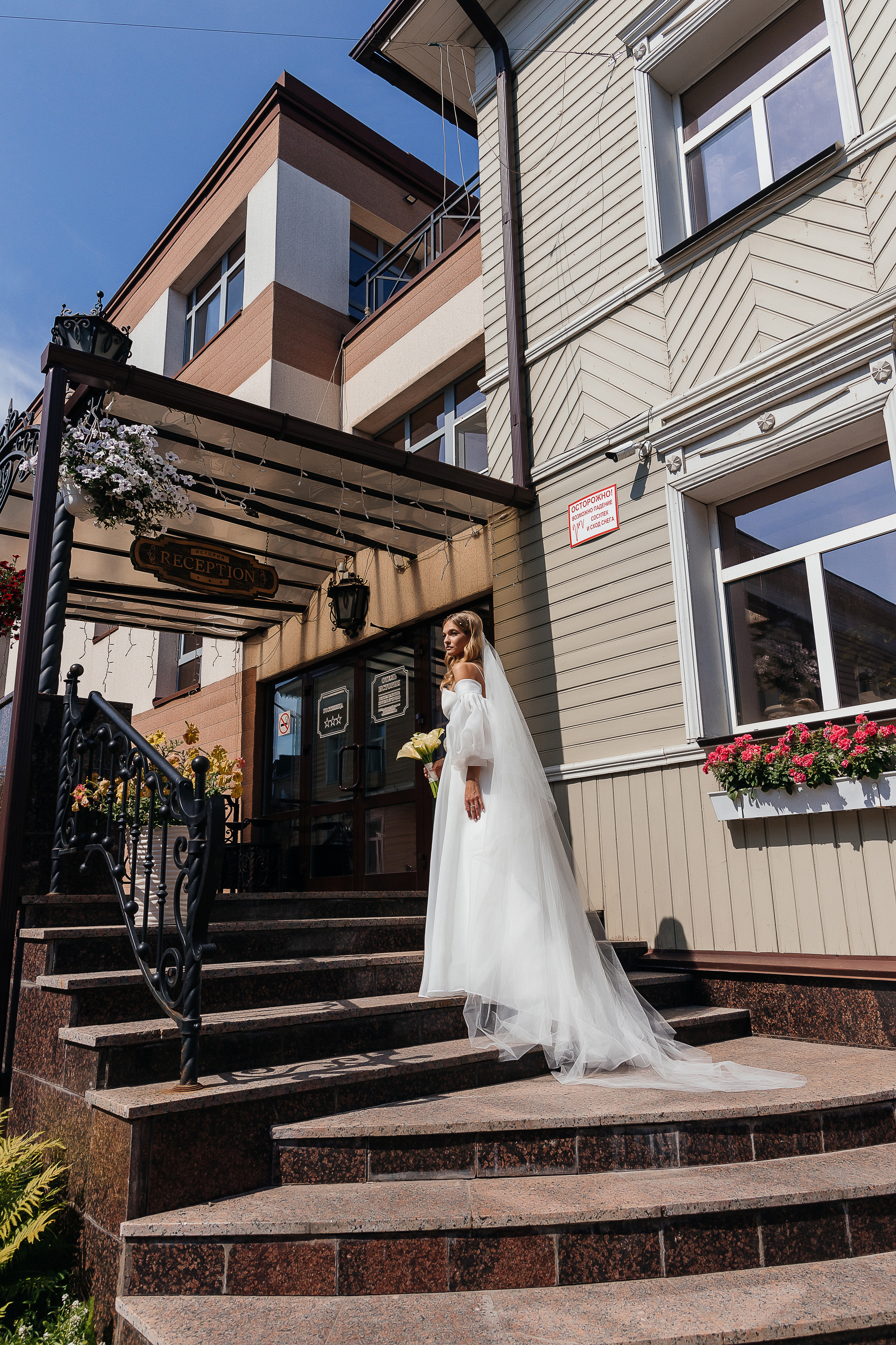 Трогательная встреча жениха и невесты во дворике гостиницы. Олег Сверчков | Свадебный фотограф Вологда