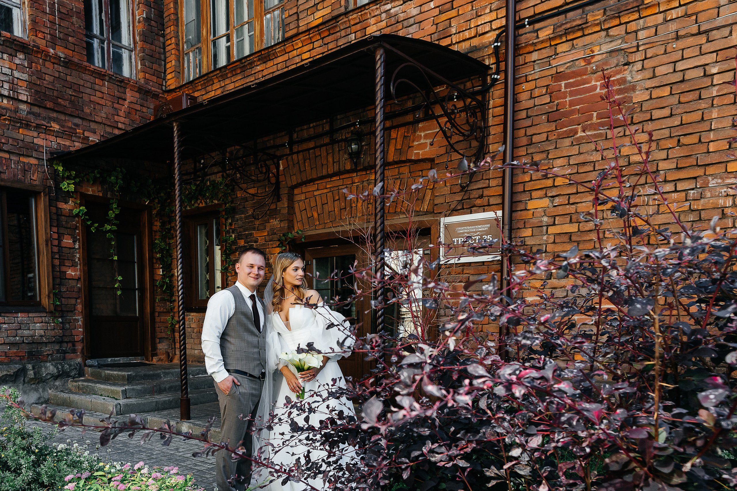 Трогательная встреча жениха и невесты во дворике гостиницы. Олег Сверчков | Свадебный фотограф Вологда