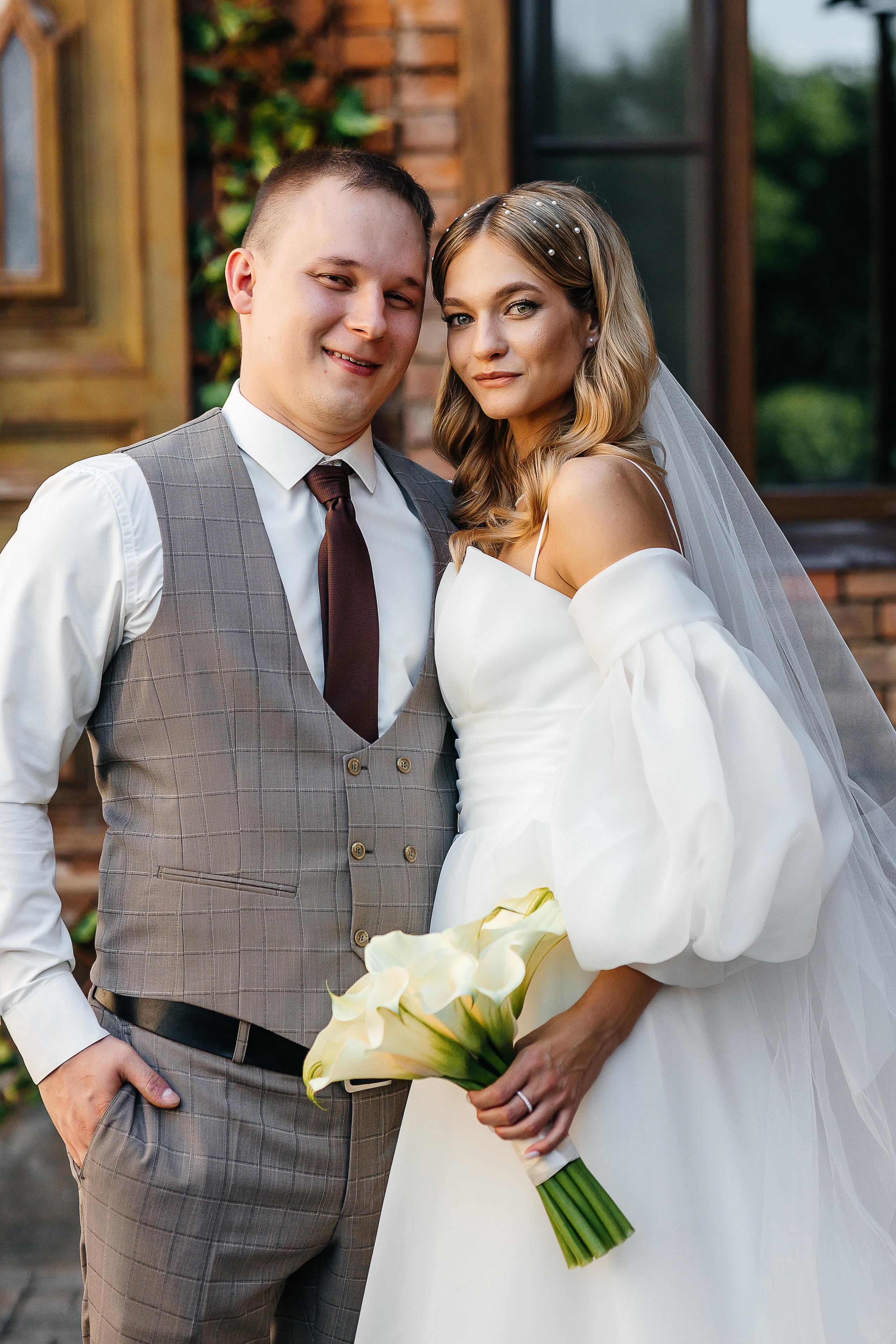 Трогательная встреча жениха и невесты во дворике гостиницы. Олег Сверчков | Свадебный фотограф Вологда