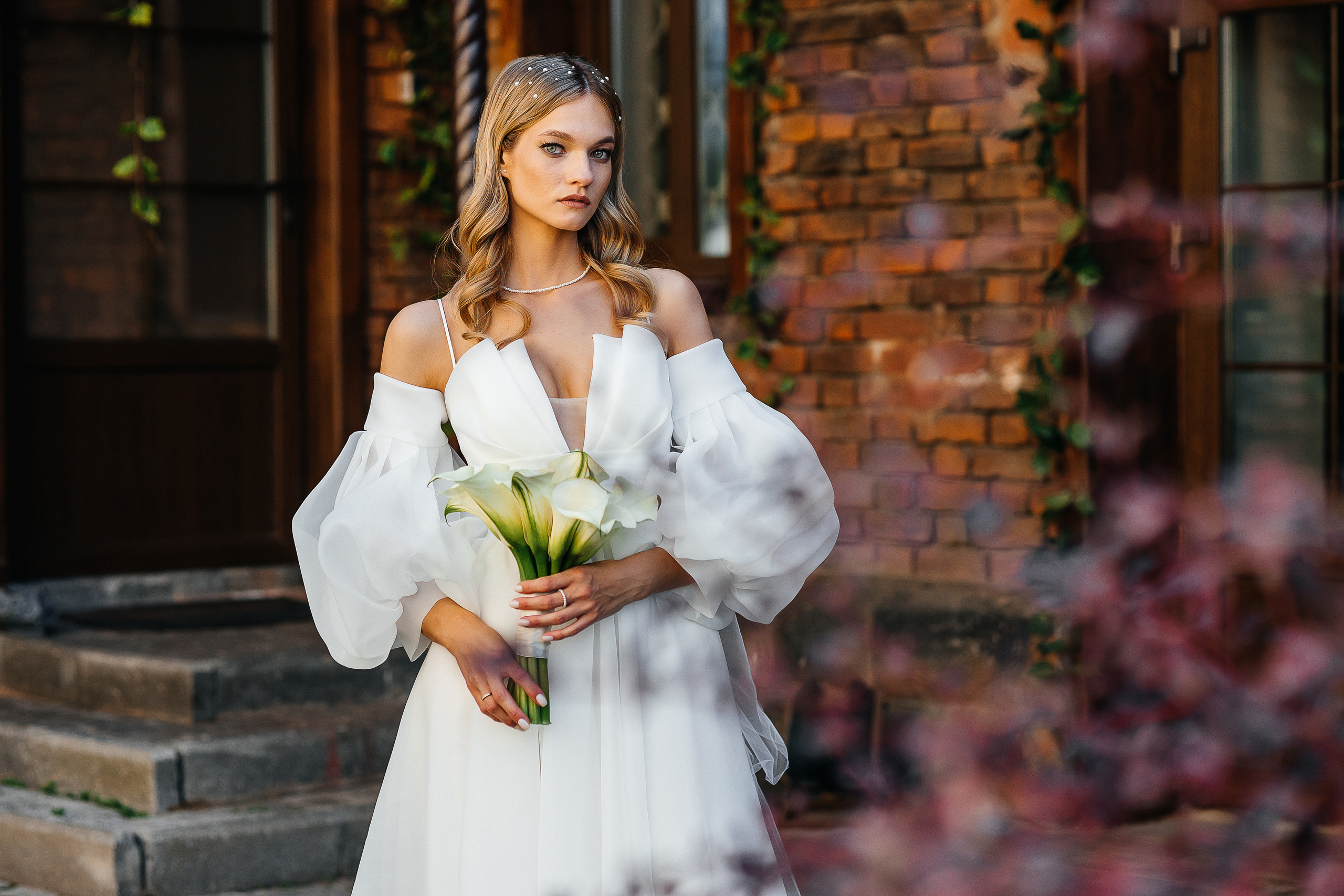 Трогательная встреча жениха и невесты во дворике гостиницы. Олег Сверчков | Свадебный фотограф Вологда