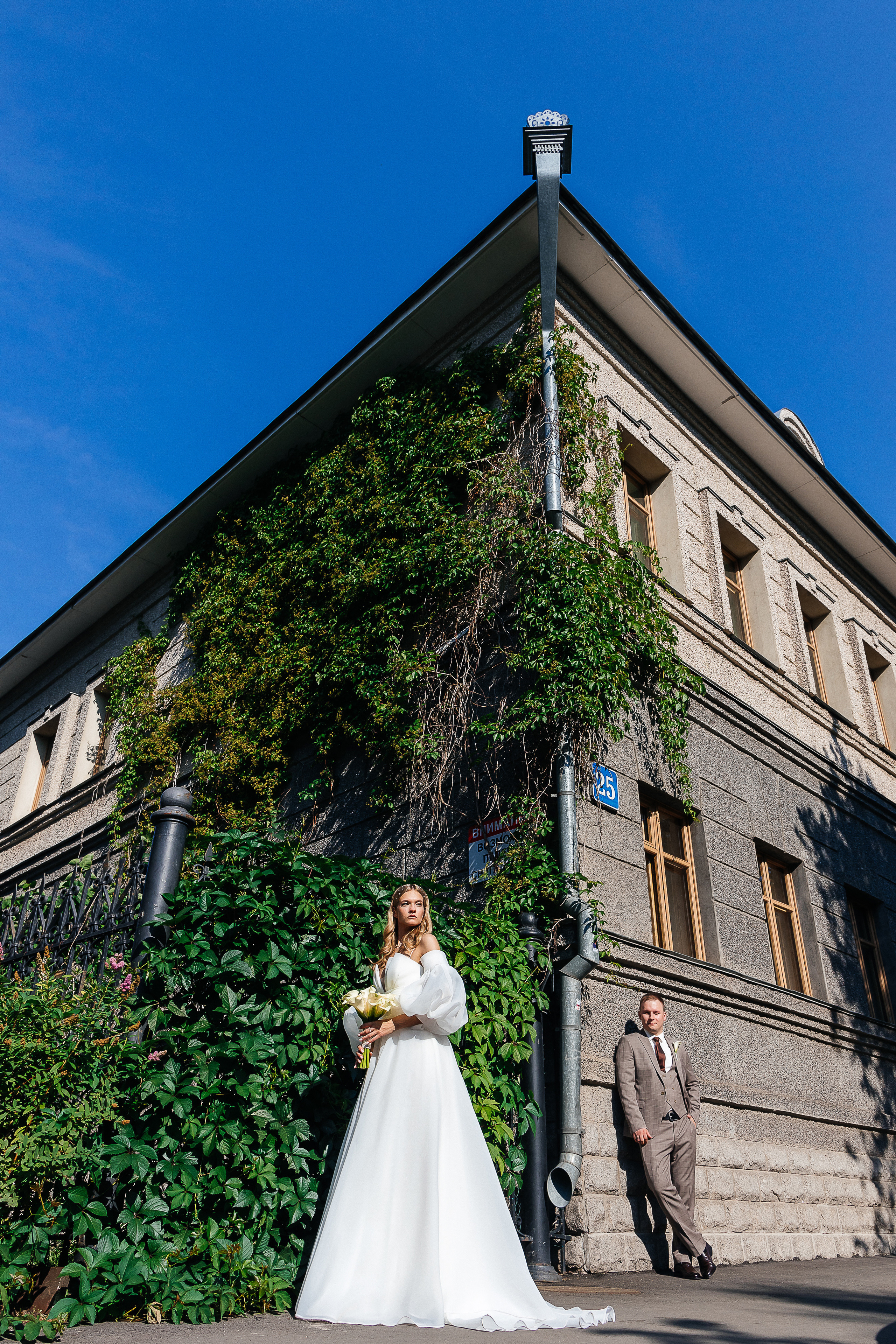 Трогательная встреча жениха и невесты во дворике гостиницы. Олег Сверчков | Свадебный фотограф Вологда