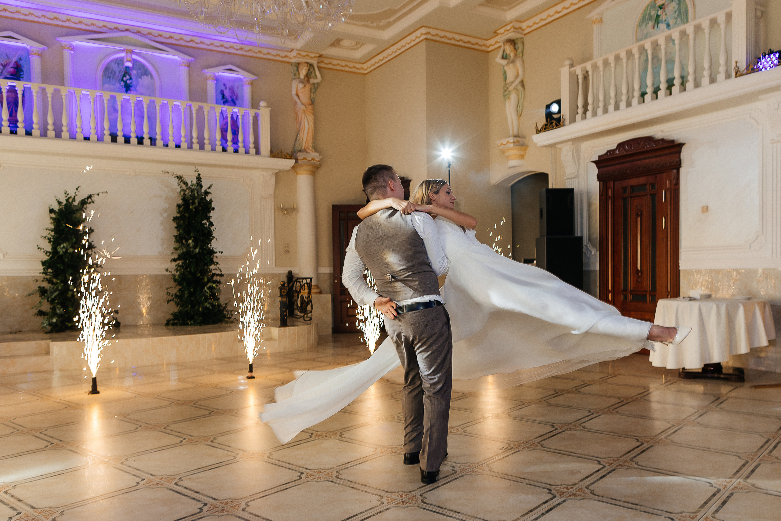 Трогательная встреча жениха и невесты во дворике гостиницы. Олег Сверчков | Свадебный фотограф Вологда