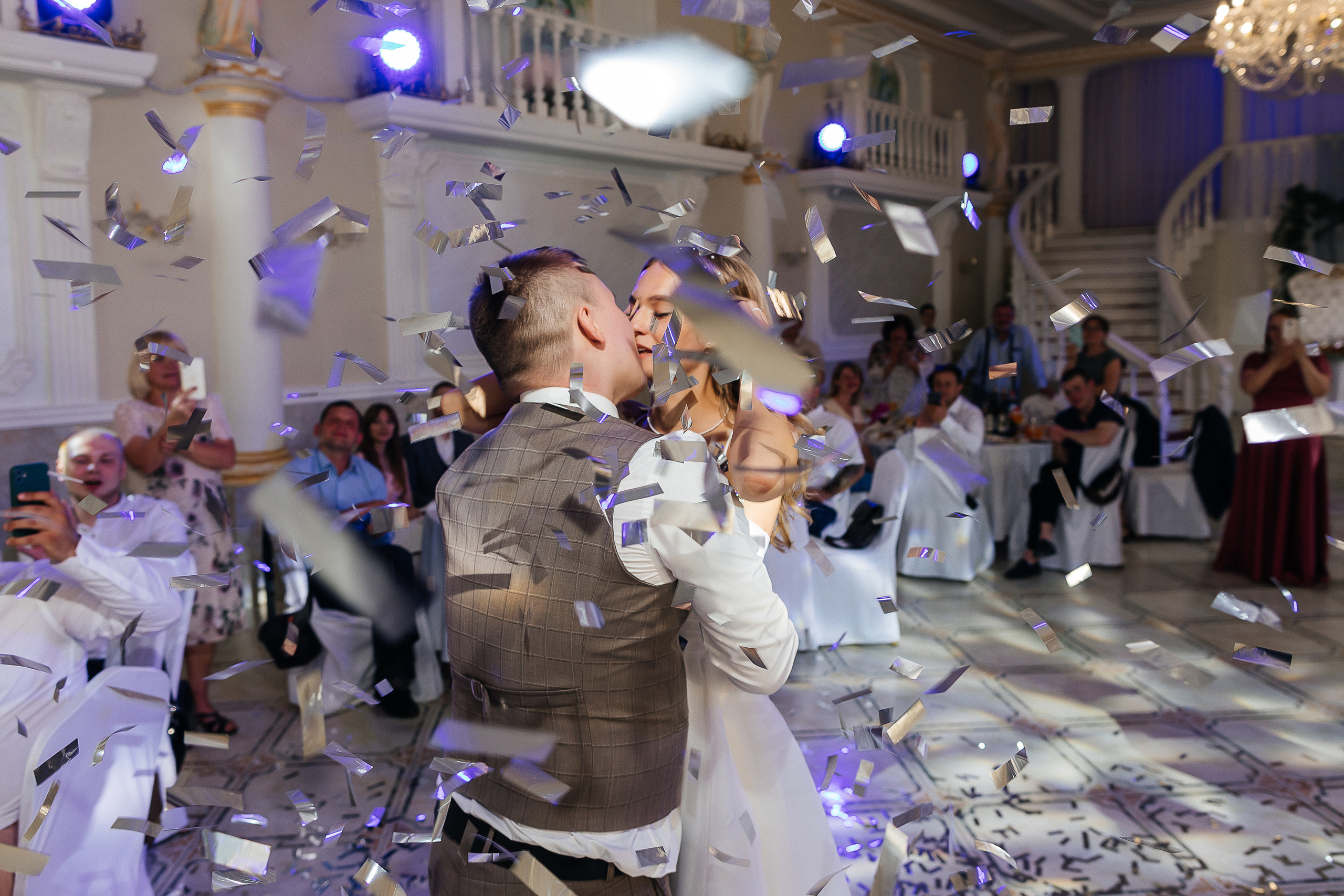 Трогательная встреча жениха и невесты во дворике гостиницы. Олег Сверчков | Свадебный фотограф Вологда