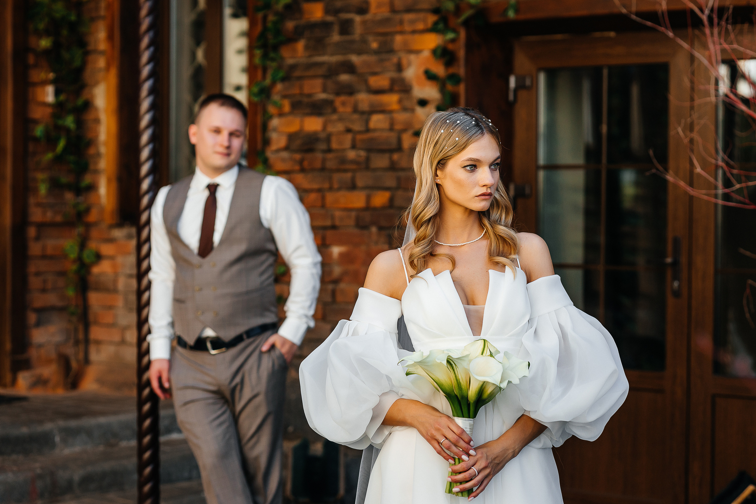 Трогательная встреча жениха и невесты во дворике гостиницы. Олег Сверчков | Свадебный фотограф Вологда