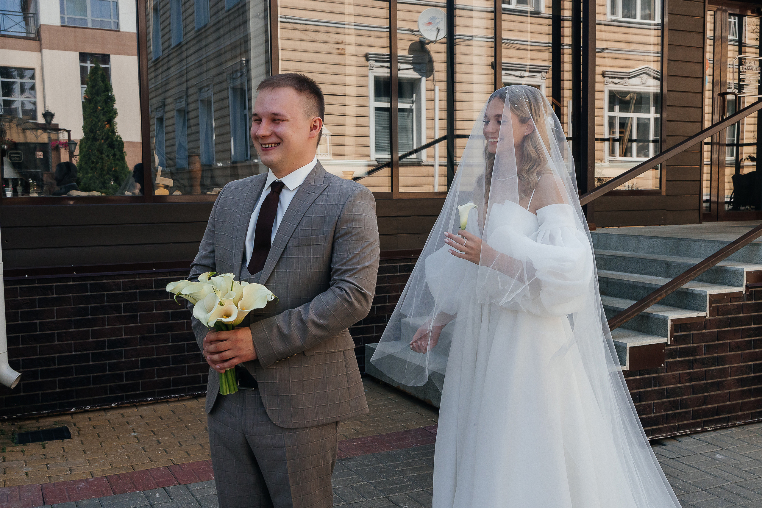 Трогательная встреча жениха и невесты во дворике гостиницы. Олег Сверчков | Свадебный фотограф Вологда
