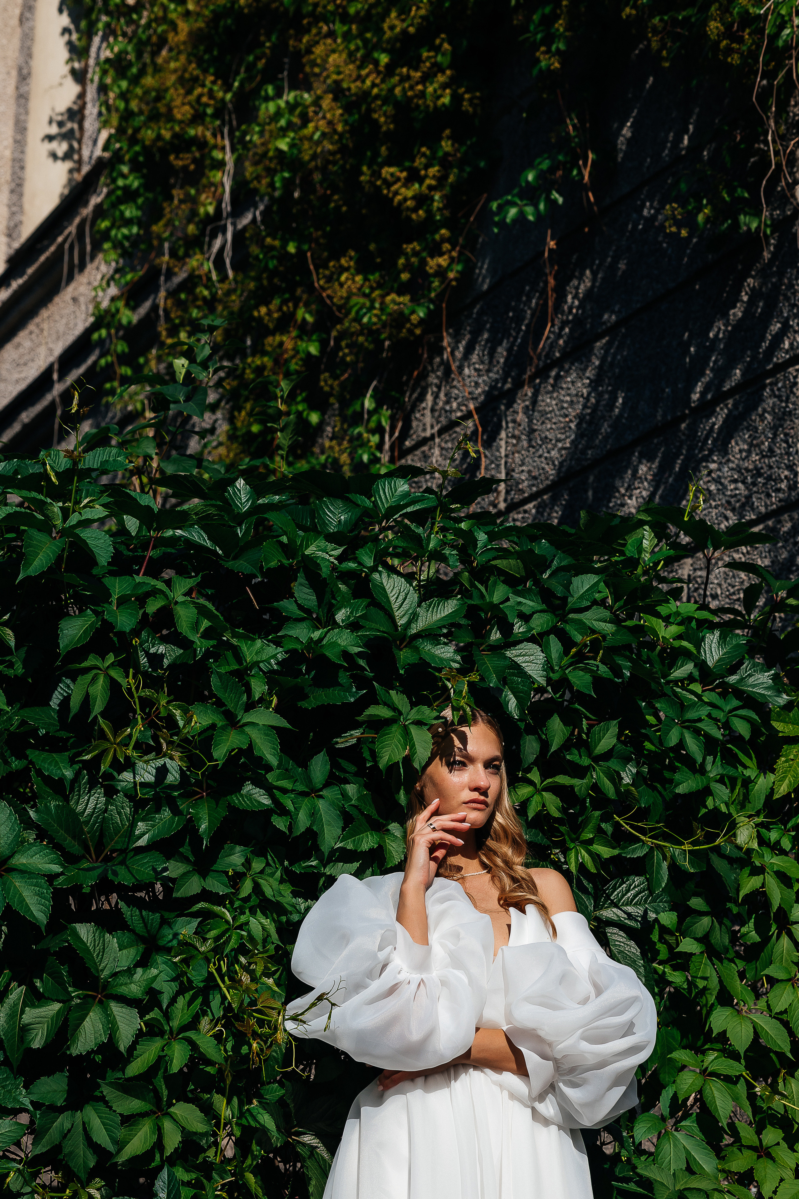 Трогательная встреча жениха и невесты во дворике гостиницы. Олег Сверчков | Свадебный фотограф Вологда