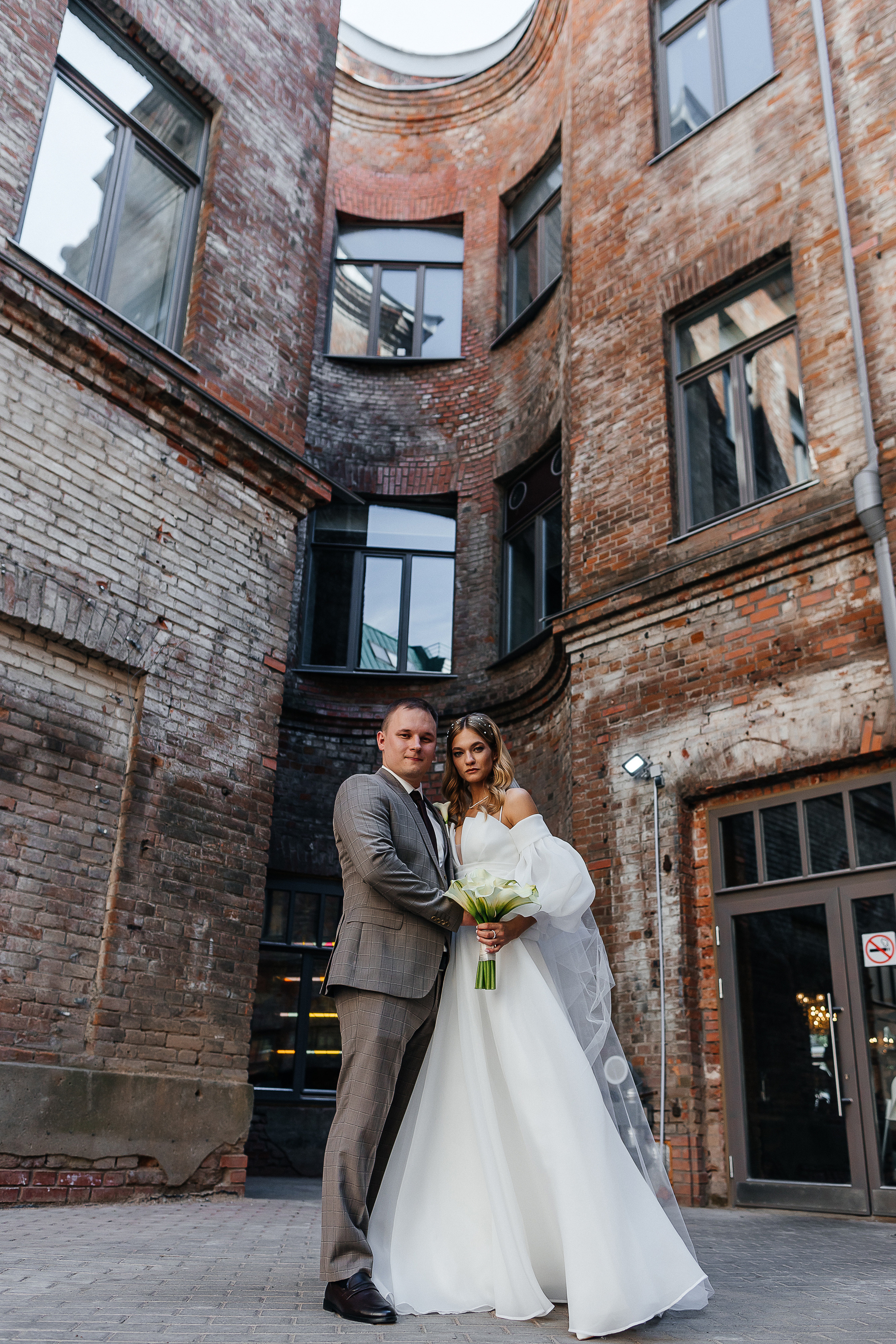 Трогательная встреча жениха и невесты во дворике гостиницы. Олег Сверчков | Свадебный фотограф Вологда