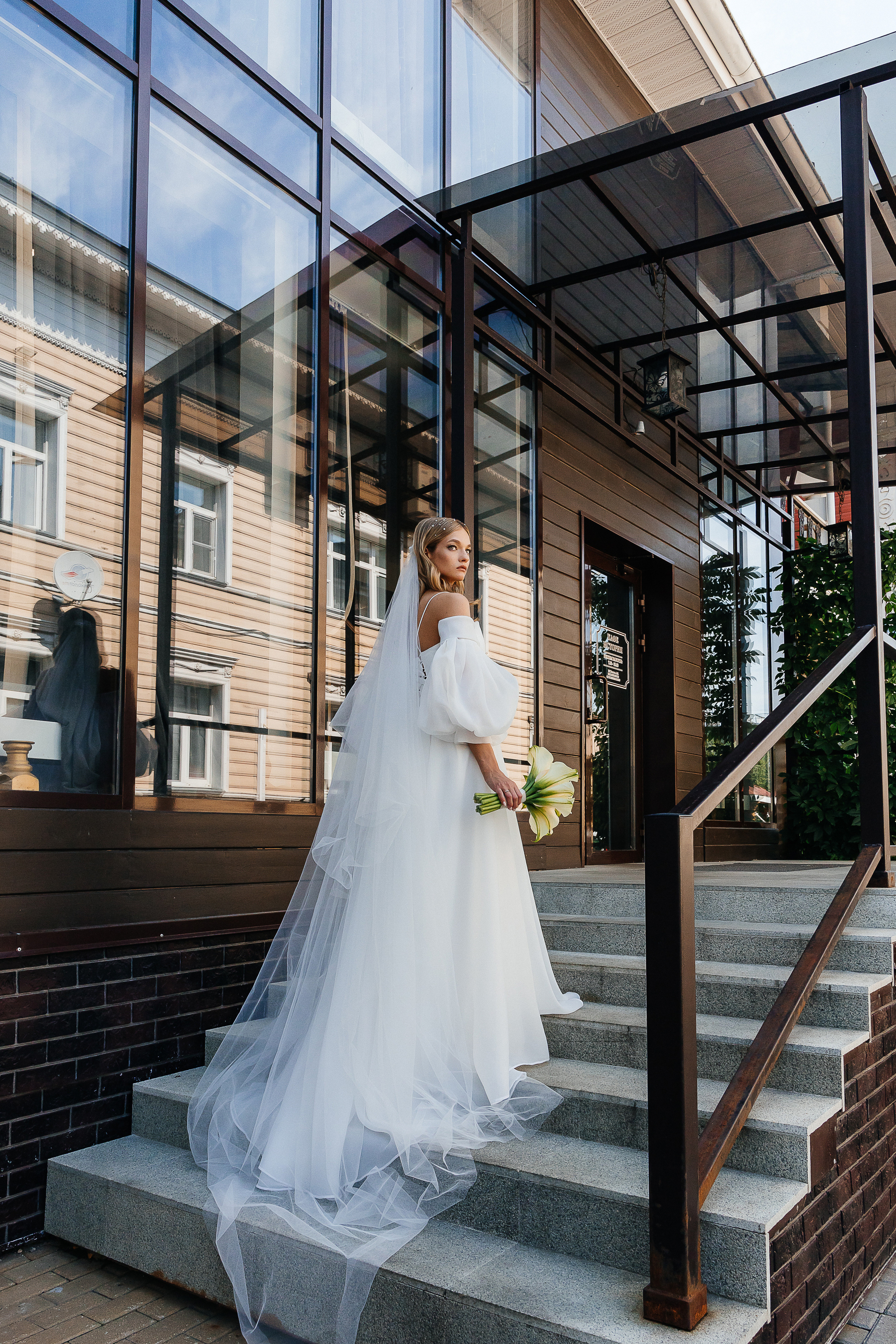 Трогательная встреча жениха и невесты во дворике гостиницы. Олег Сверчков | Свадебный фотограф Вологда