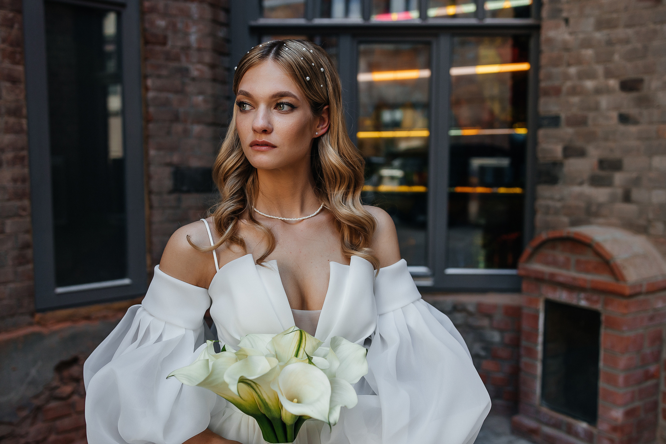 Трогательная встреча жениха и невесты во дворике гостиницы. Олег Сверчков | Свадебный фотограф Вологда