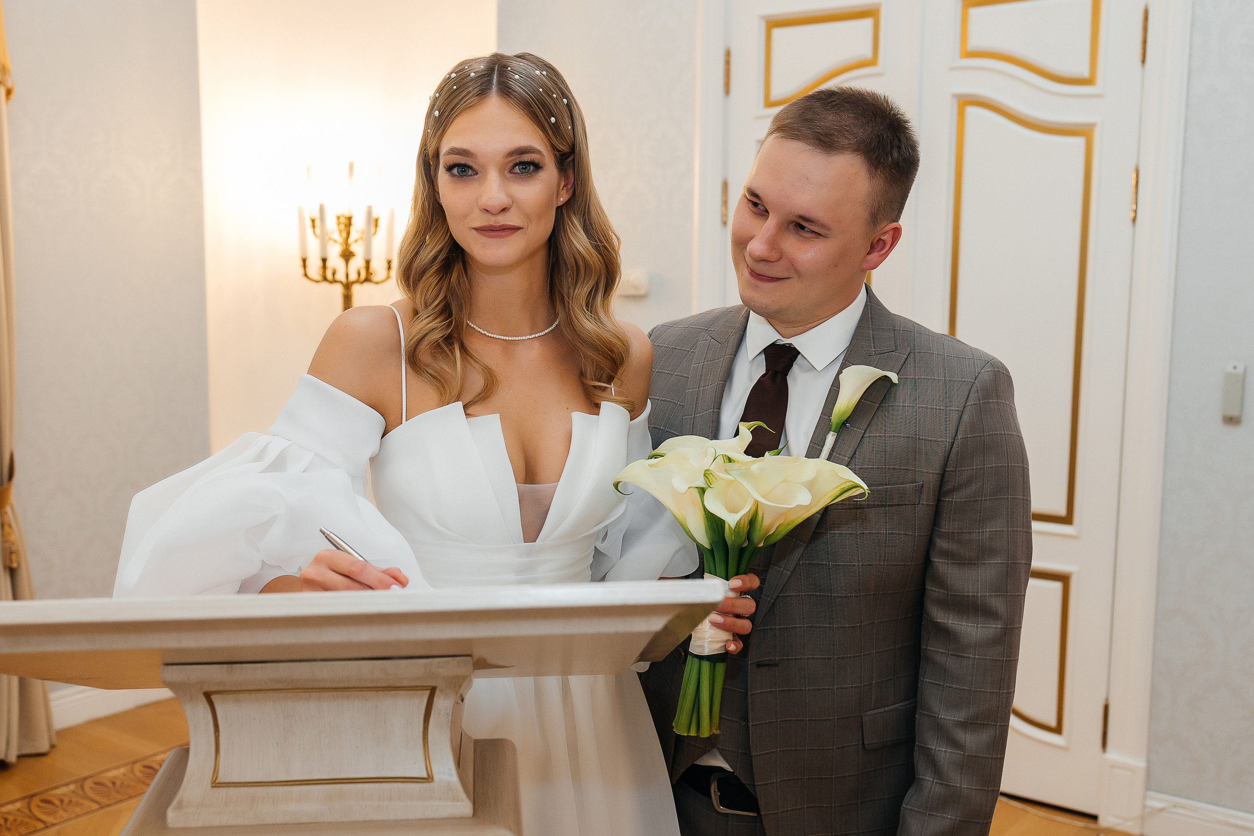 Трогательная встреча жениха и невесты во дворике гостиницы. Олег Сверчков | Свадебный фотограф Вологда