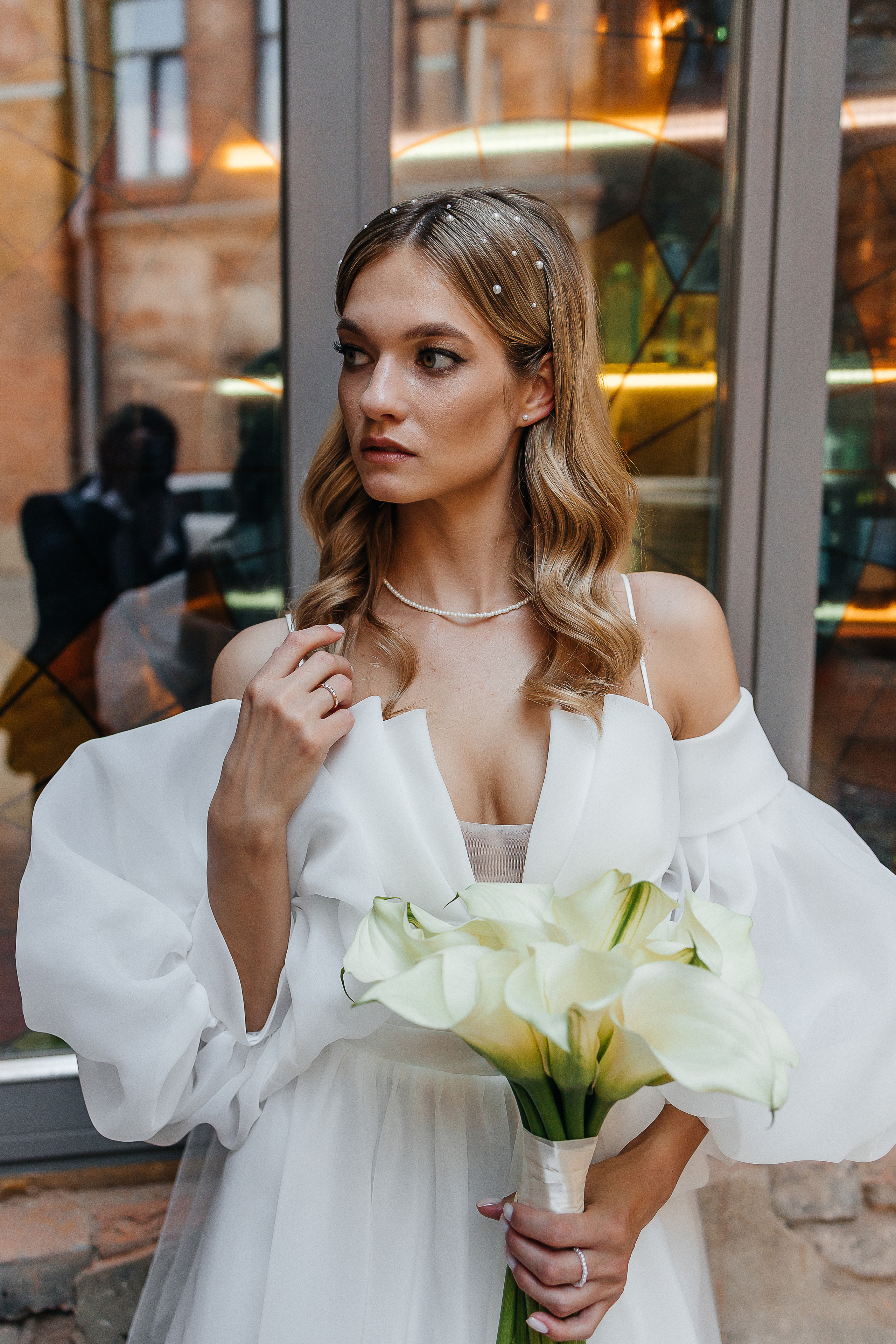 Трогательная встреча жениха и невесты во дворике гостиницы. Олег Сверчков | Свадебный фотограф Вологда