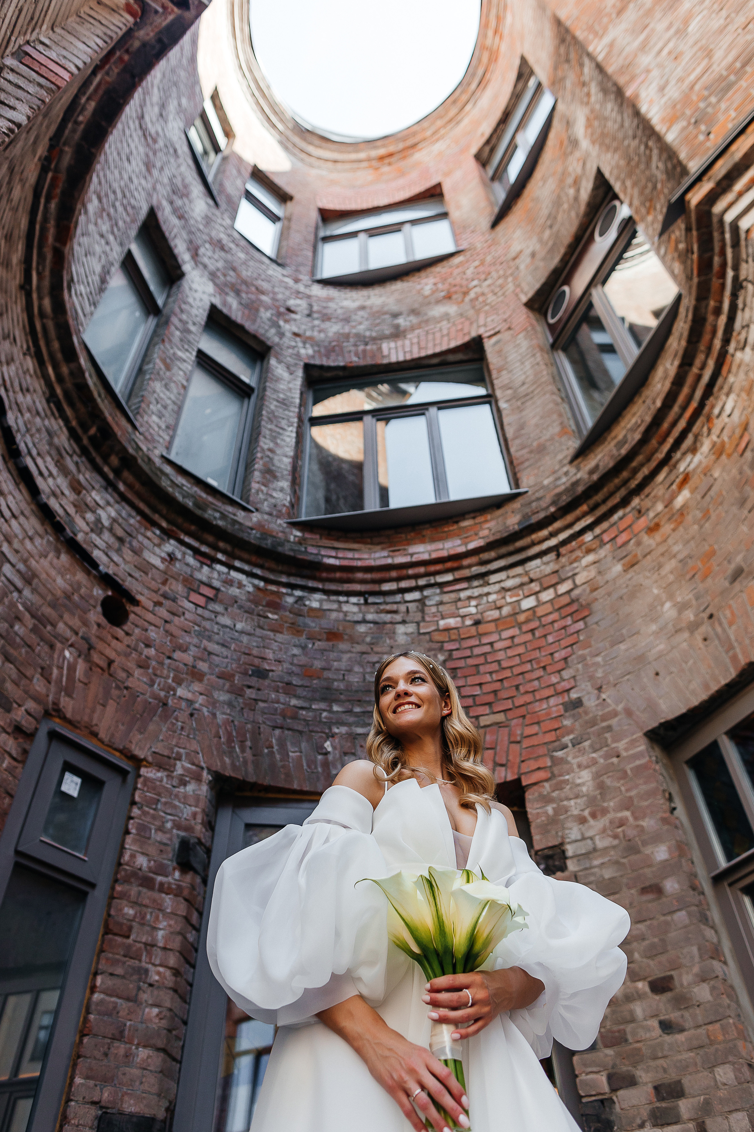 Трогательная встреча жениха и невесты во дворике гостиницы. Олег Сверчков | Свадебный фотограф Вологда