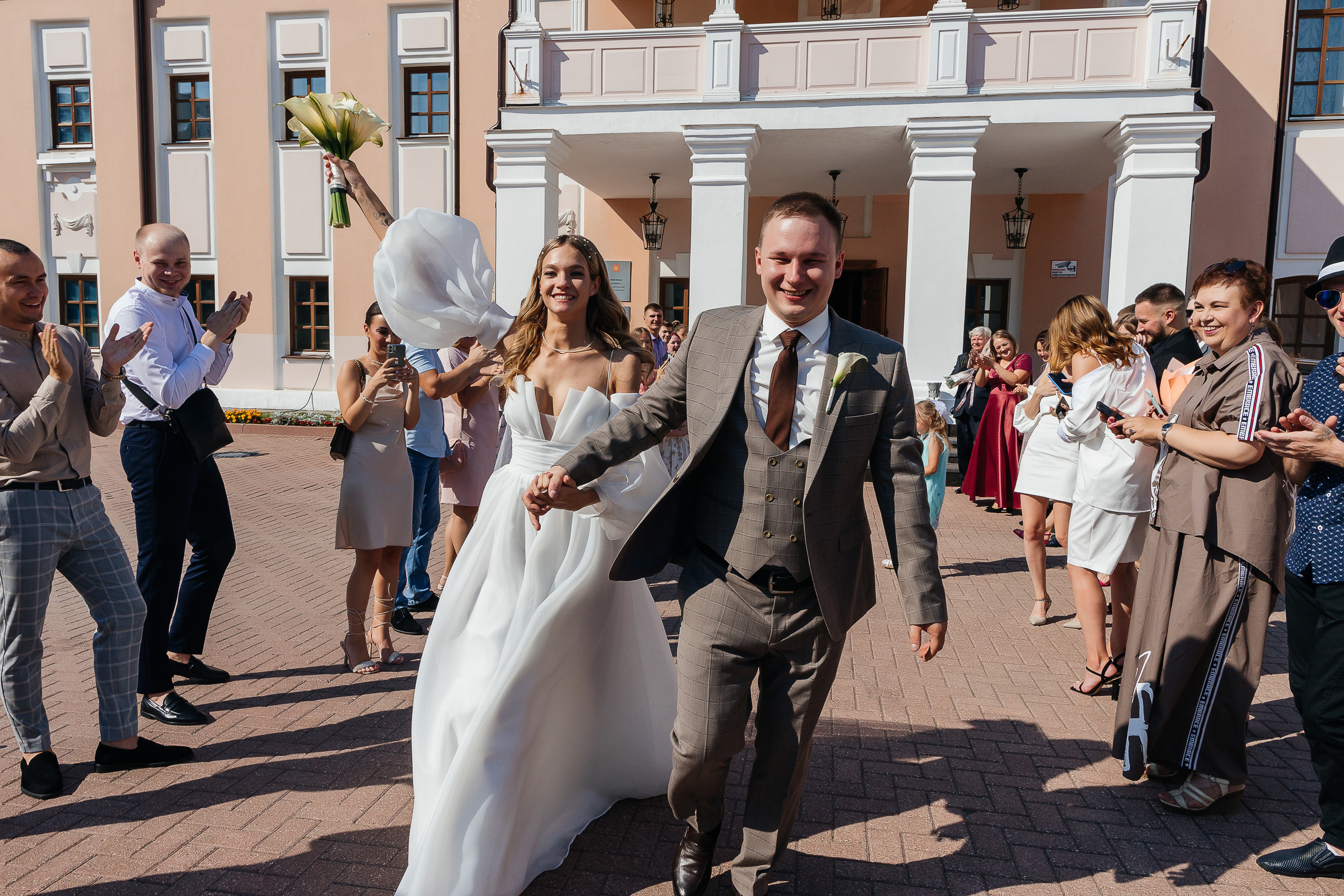 Трогательная встреча жениха и невесты во дворике гостиницы. Олег Сверчков | Свадебный фотограф Вологда