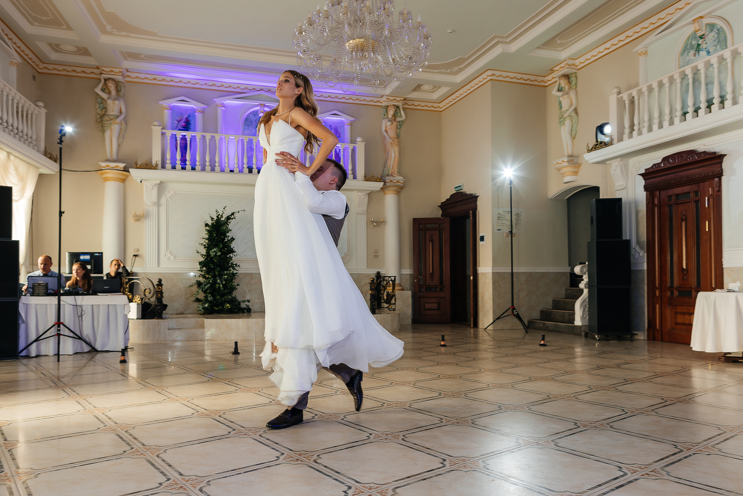 Трогательная встреча жениха и невесты во дворике гостиницы. Олег Сверчков | Свадебный фотограф Вологда