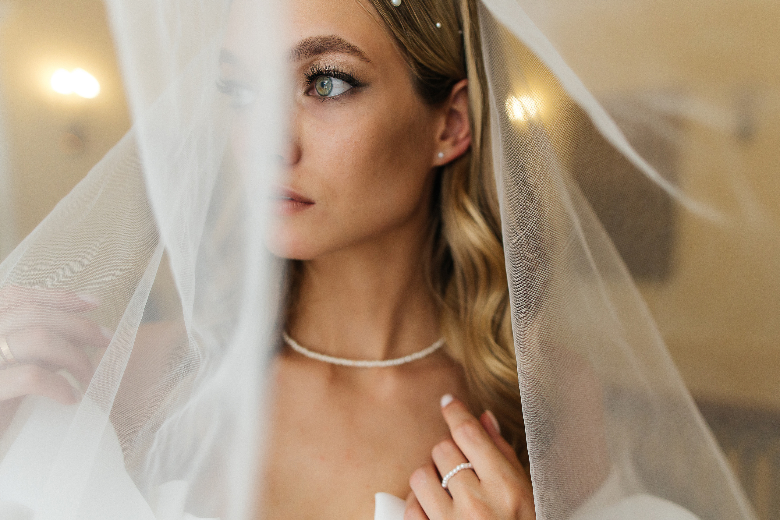 Трогательная встреча жениха и невесты во дворике гостиницы. Олег Сверчков | Свадебный фотограф Вологда