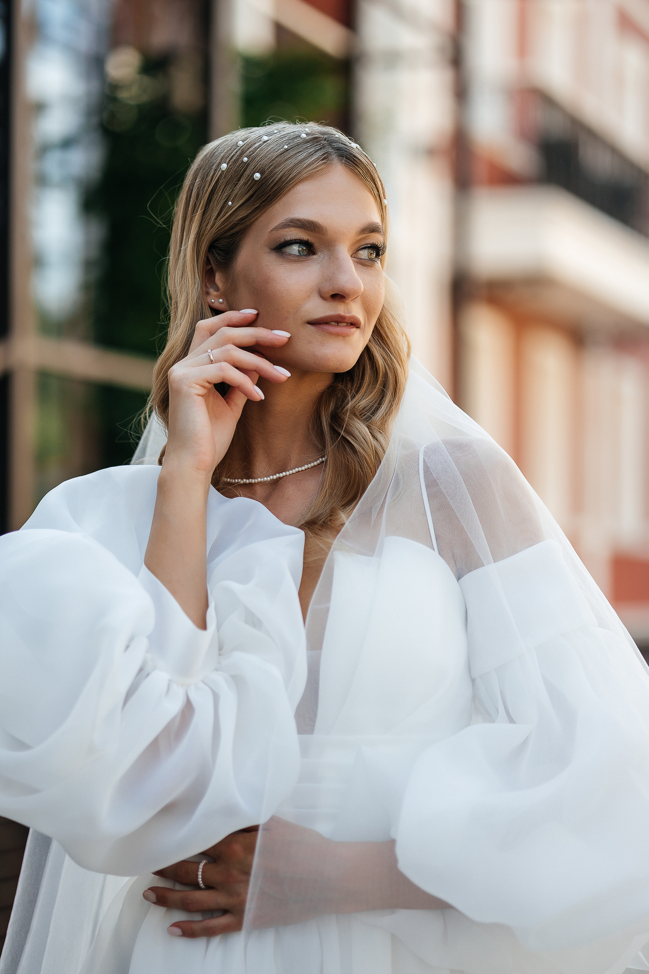 Трогательная встреча жениха и невесты во дворике гостиницы. Олег Сверчков | Свадебный фотограф Вологда