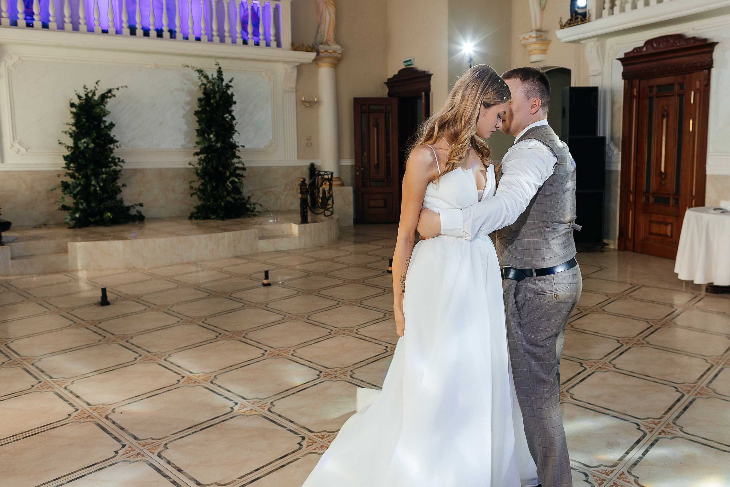 Трогательная встреча жениха и невесты во дворике гостиницы. Олег Сверчков | Свадебный фотограф Вологда