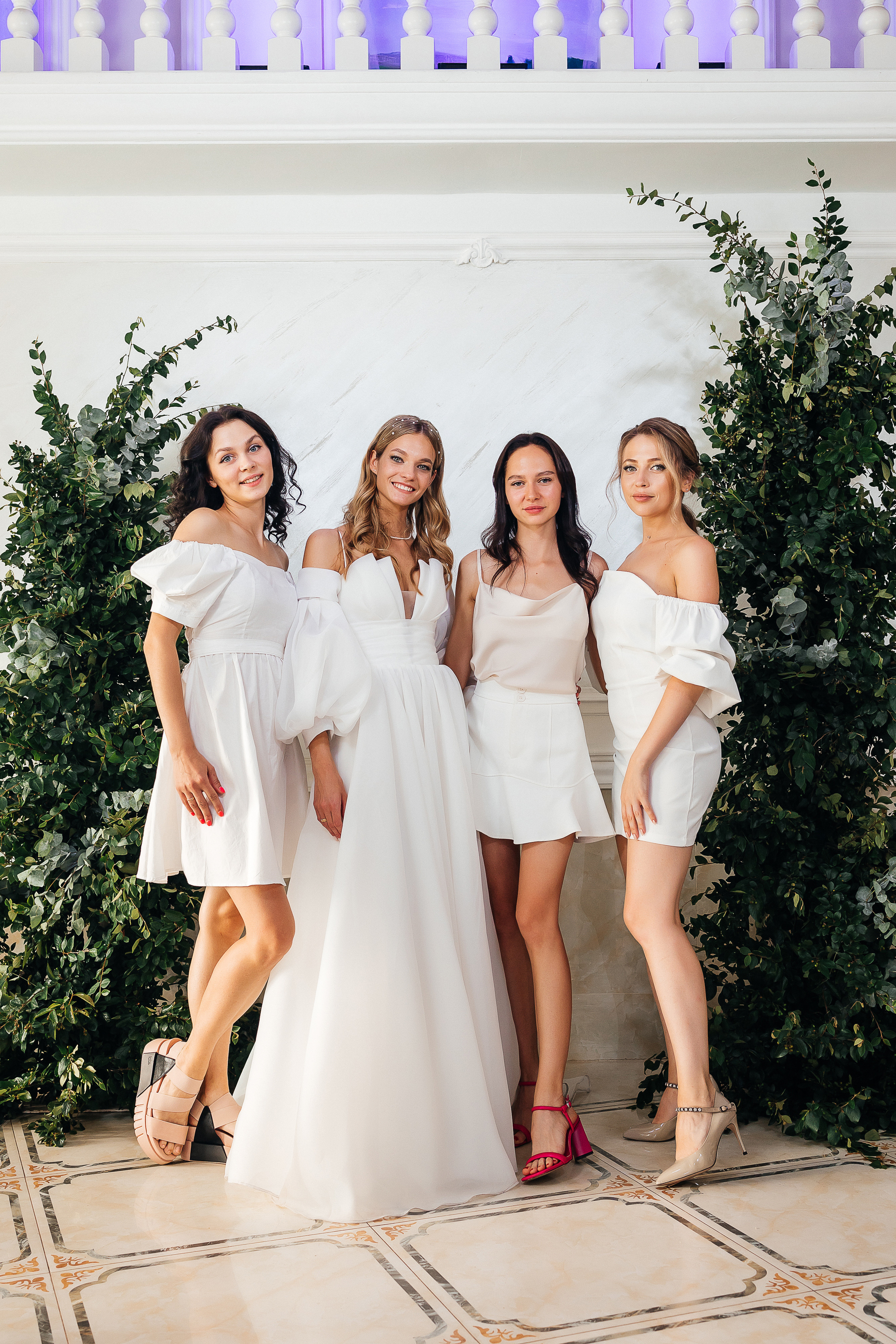 Трогательная встреча жениха и невесты во дворике гостиницы. Олег Сверчков | Свадебный фотограф Вологда