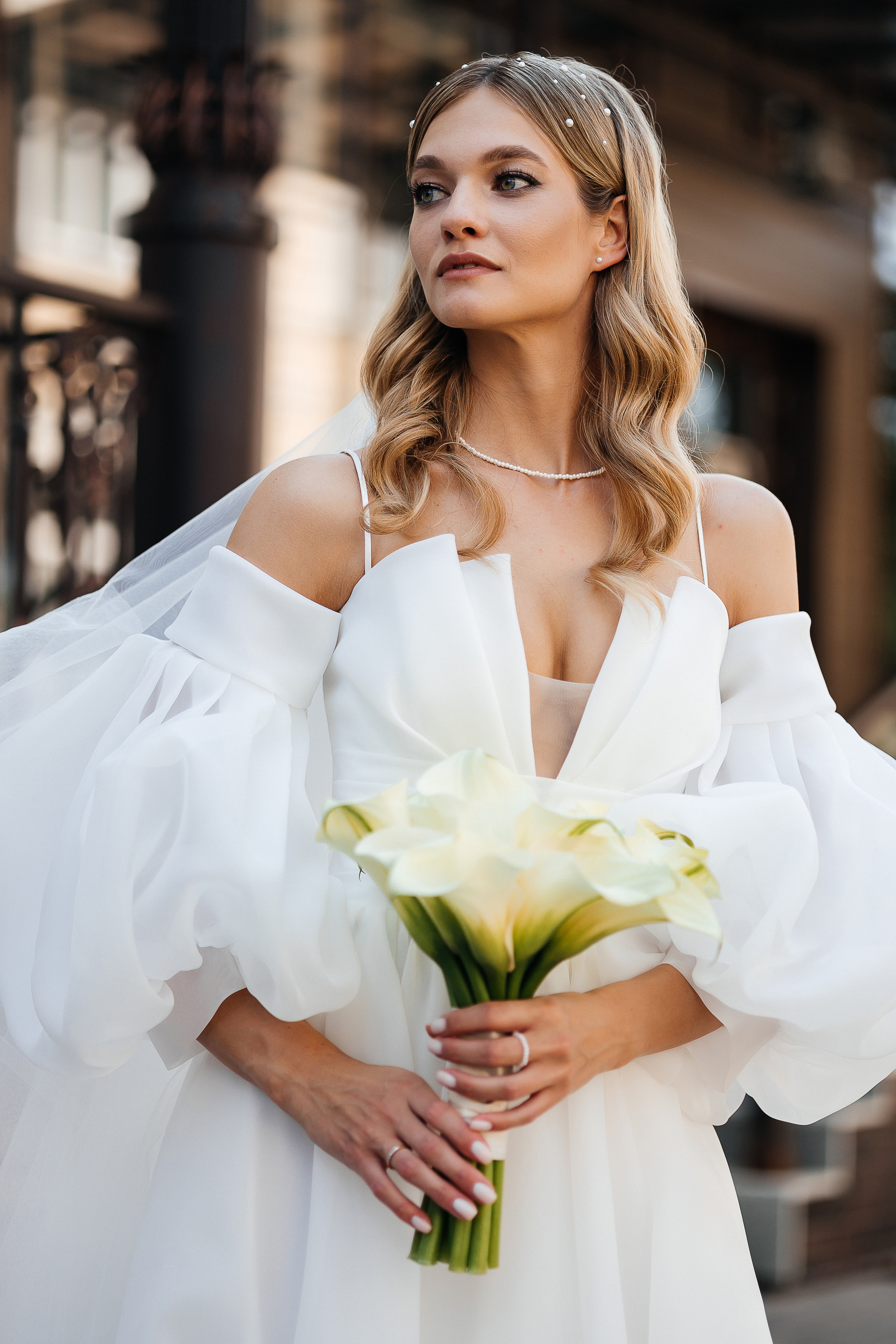 Трогательная встреча жениха и невесты во дворике гостиницы. Олег Сверчков | Свадебный фотограф Вологда