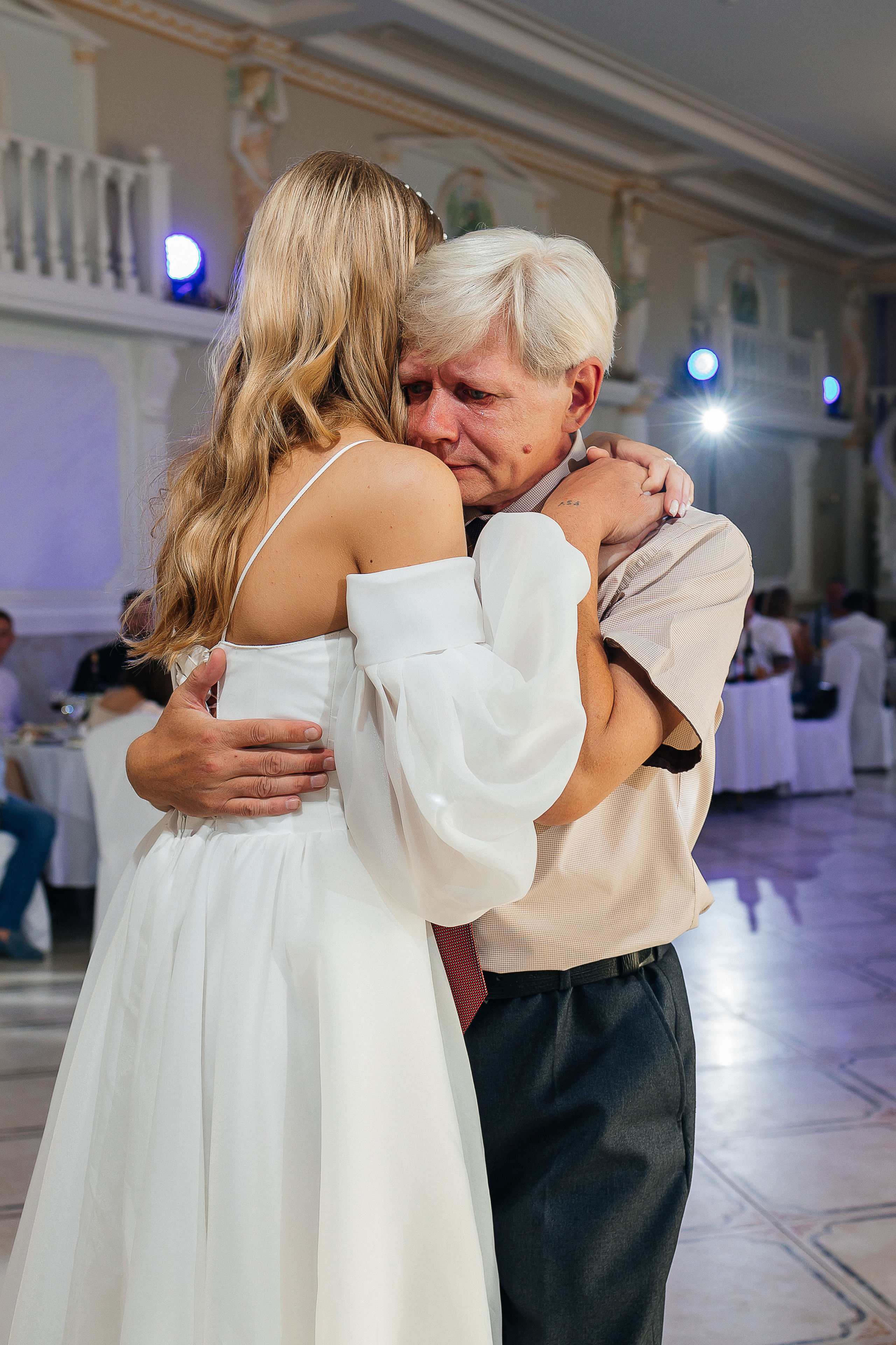 Трогательная встреча жениха и невесты во дворике гостиницы. Олег Сверчков | Свадебный фотограф Вологда