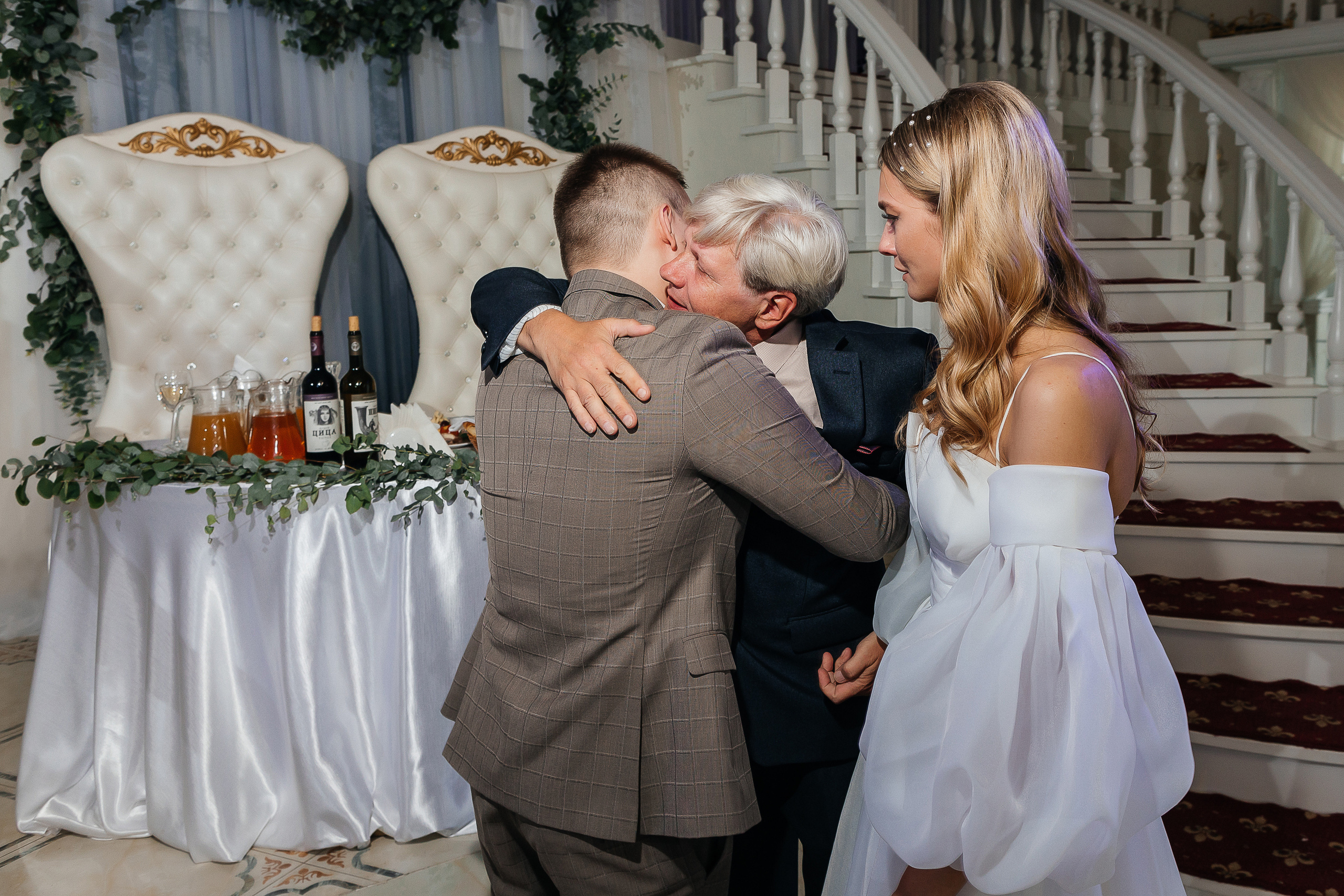 Трогательная встреча жениха и невесты во дворике гостиницы. Олег Сверчков | Свадебный фотограф Вологда