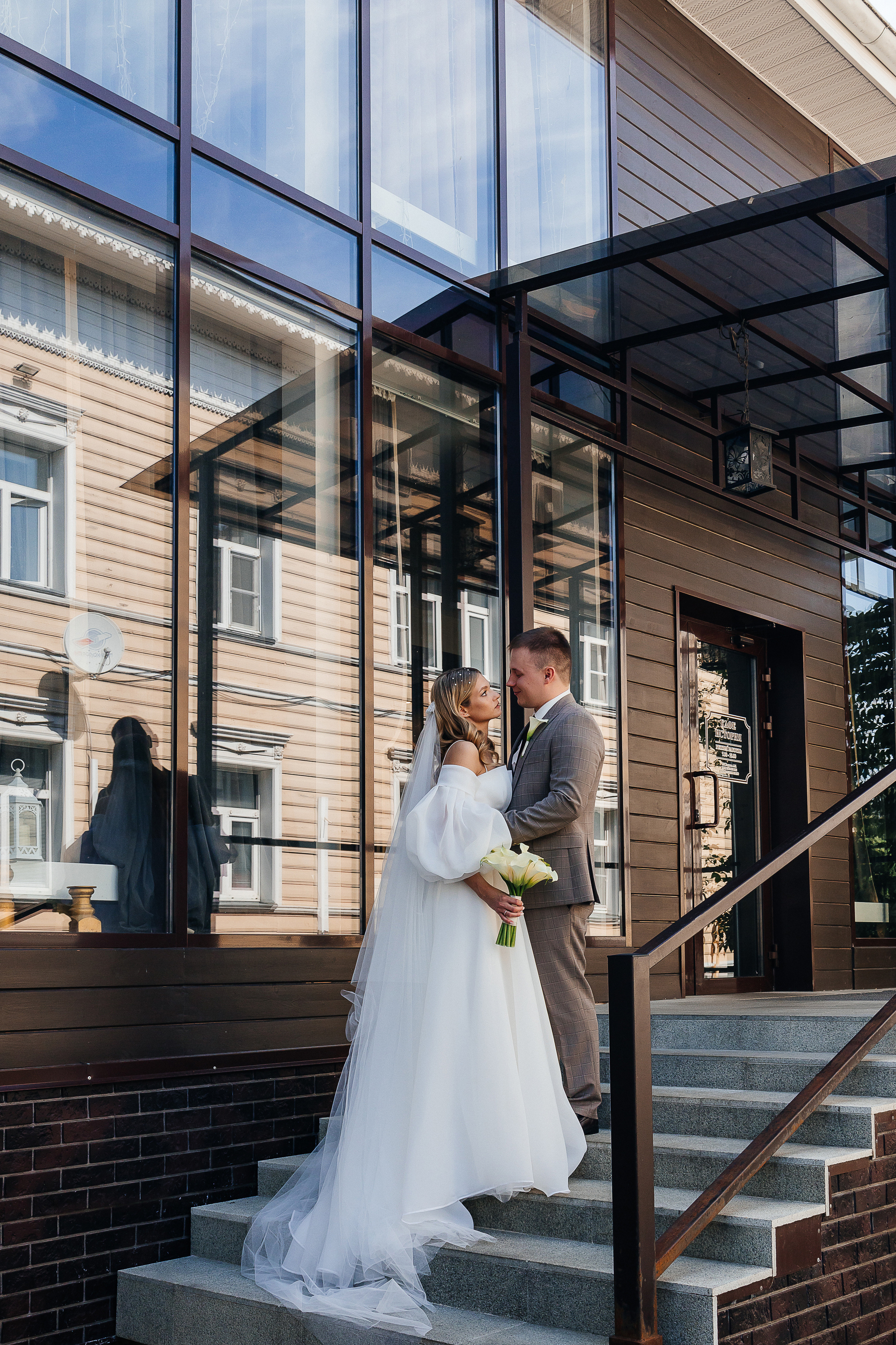 Трогательная встреча жениха и невесты во дворике гостиницы. Олег Сверчков | Свадебный фотограф Вологда