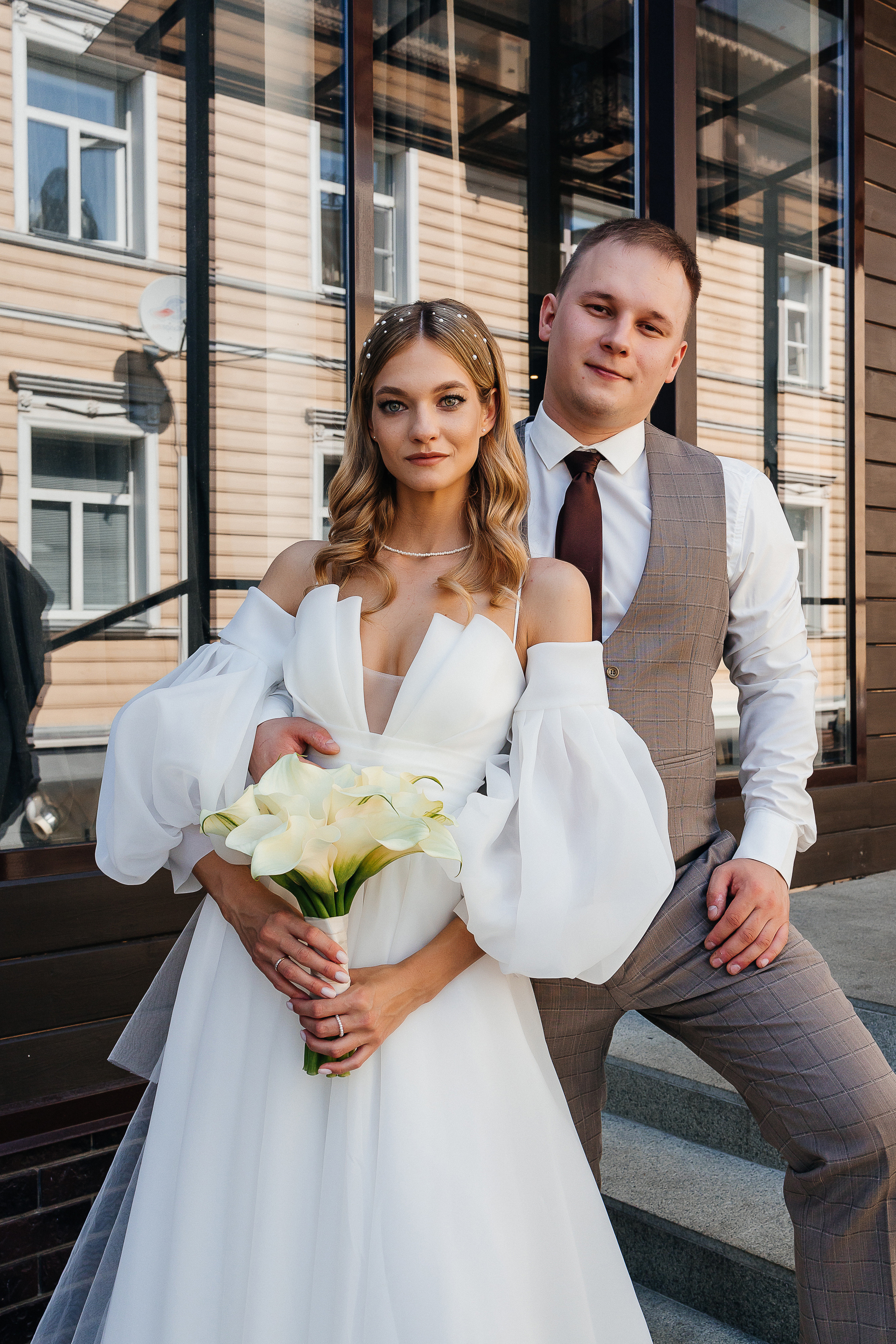 Трогательная встреча жениха и невесты во дворике гостиницы. Олег Сверчков | Свадебный фотограф Вологда