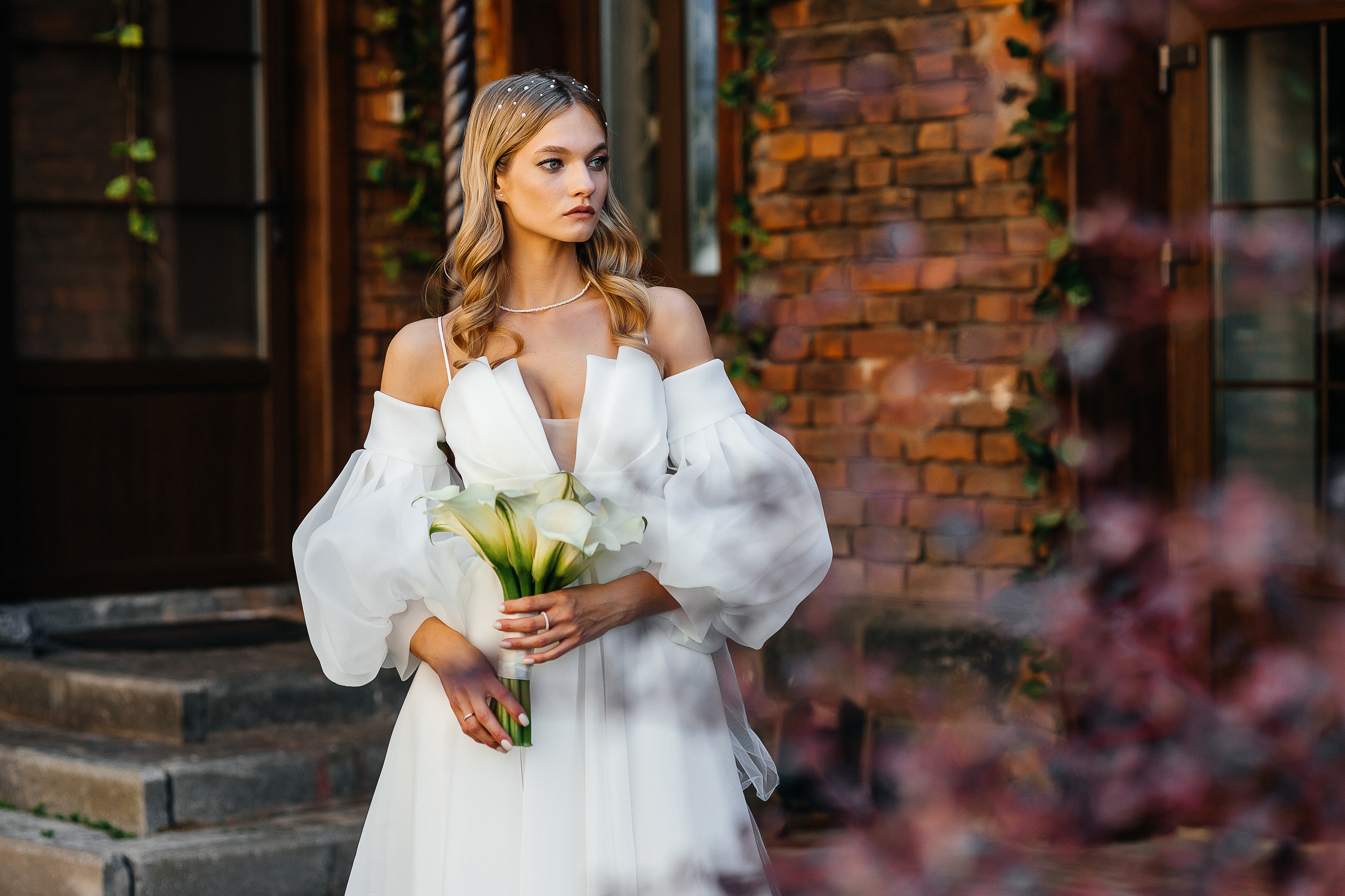 Трогательная встреча жениха и невесты во дворике гостиницы. Олег Сверчков | Свадебный фотограф Вологда